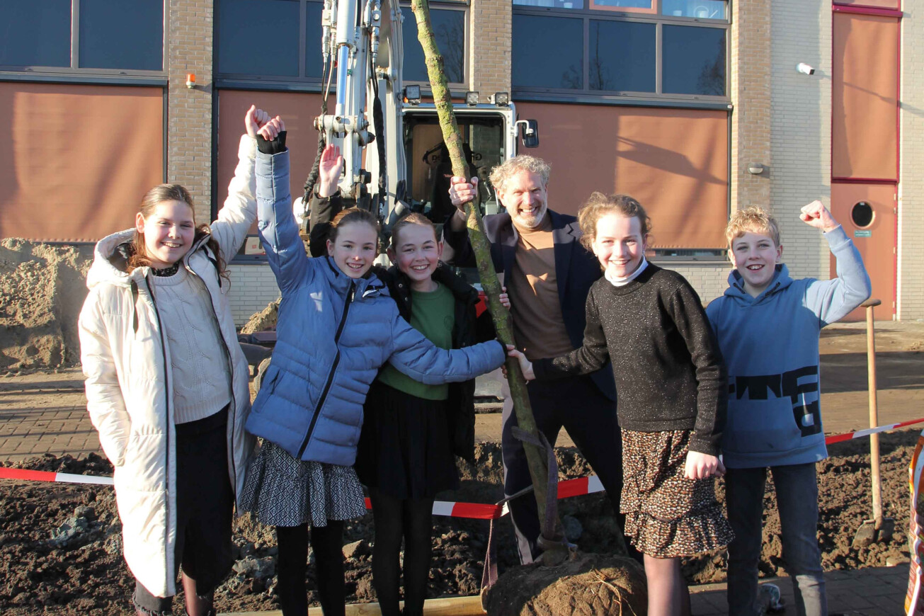 De PM gaat voor een groen schoolplein