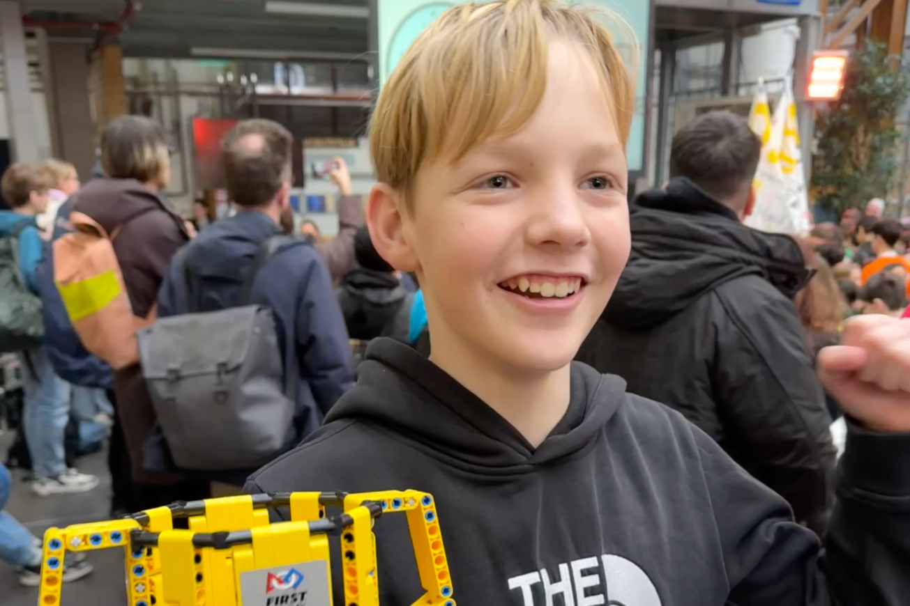 De PM wint de 1e prijs met robotwedstrijd bij regiofinale FLL