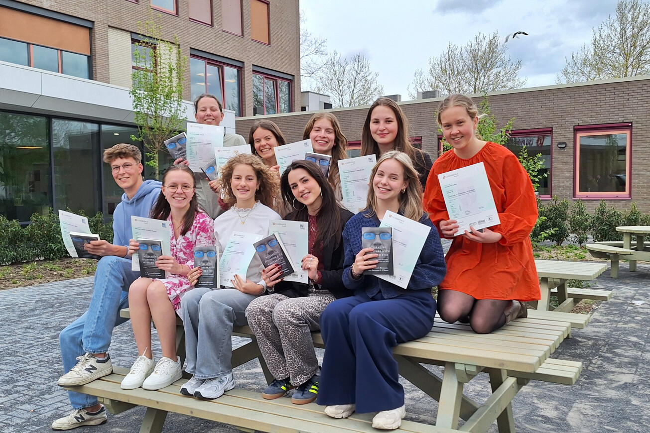 Tien leerlingen behalen het Cambridge CPE-certificaat