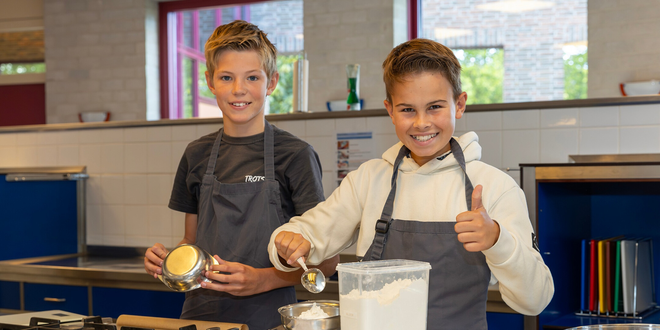 Twee leerlingen snijden fruit in het praktijklokaal van de PM Beroepscampus