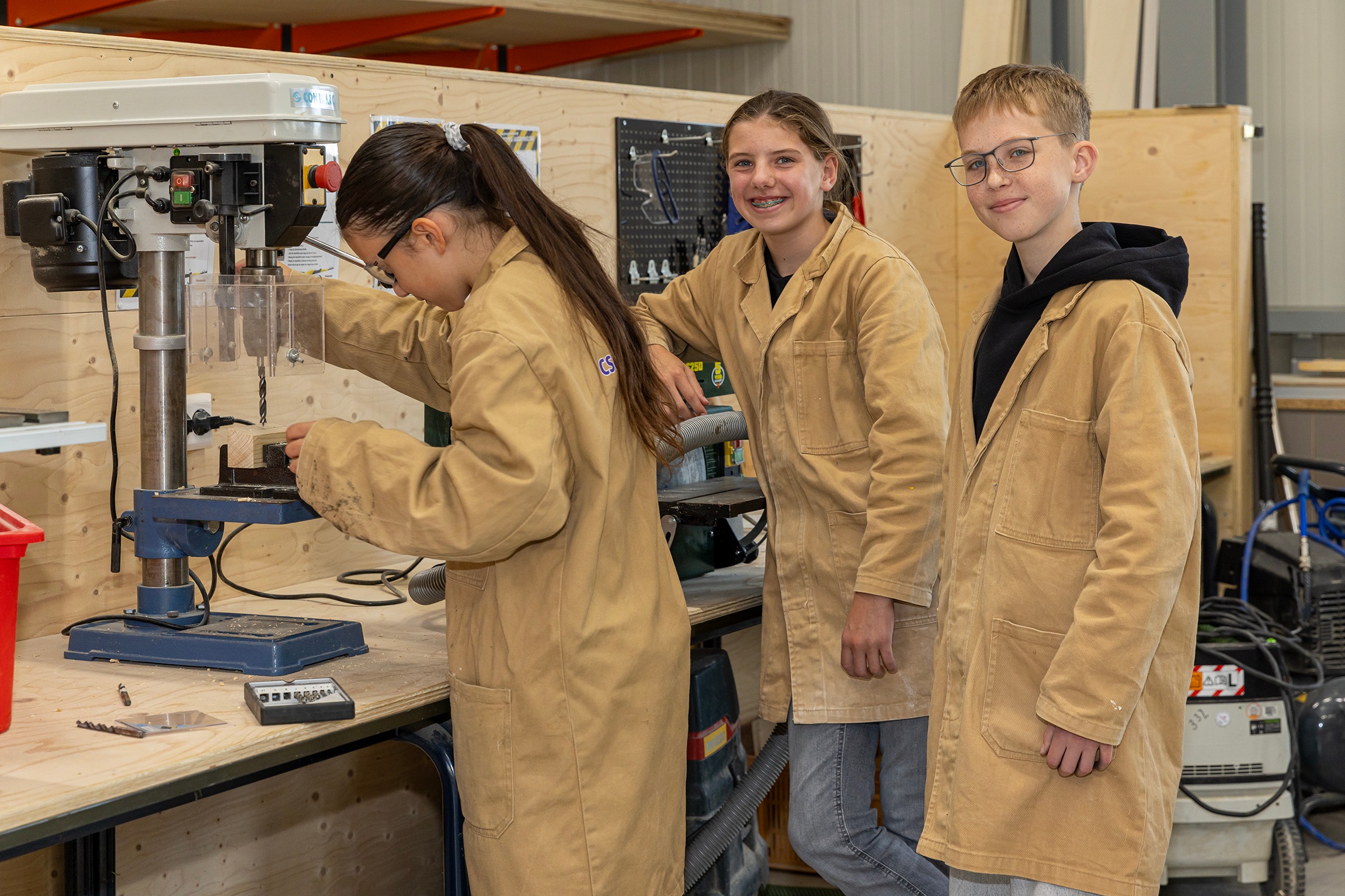 Twee jongens solderen in het praktijklokaal in Middelharnis