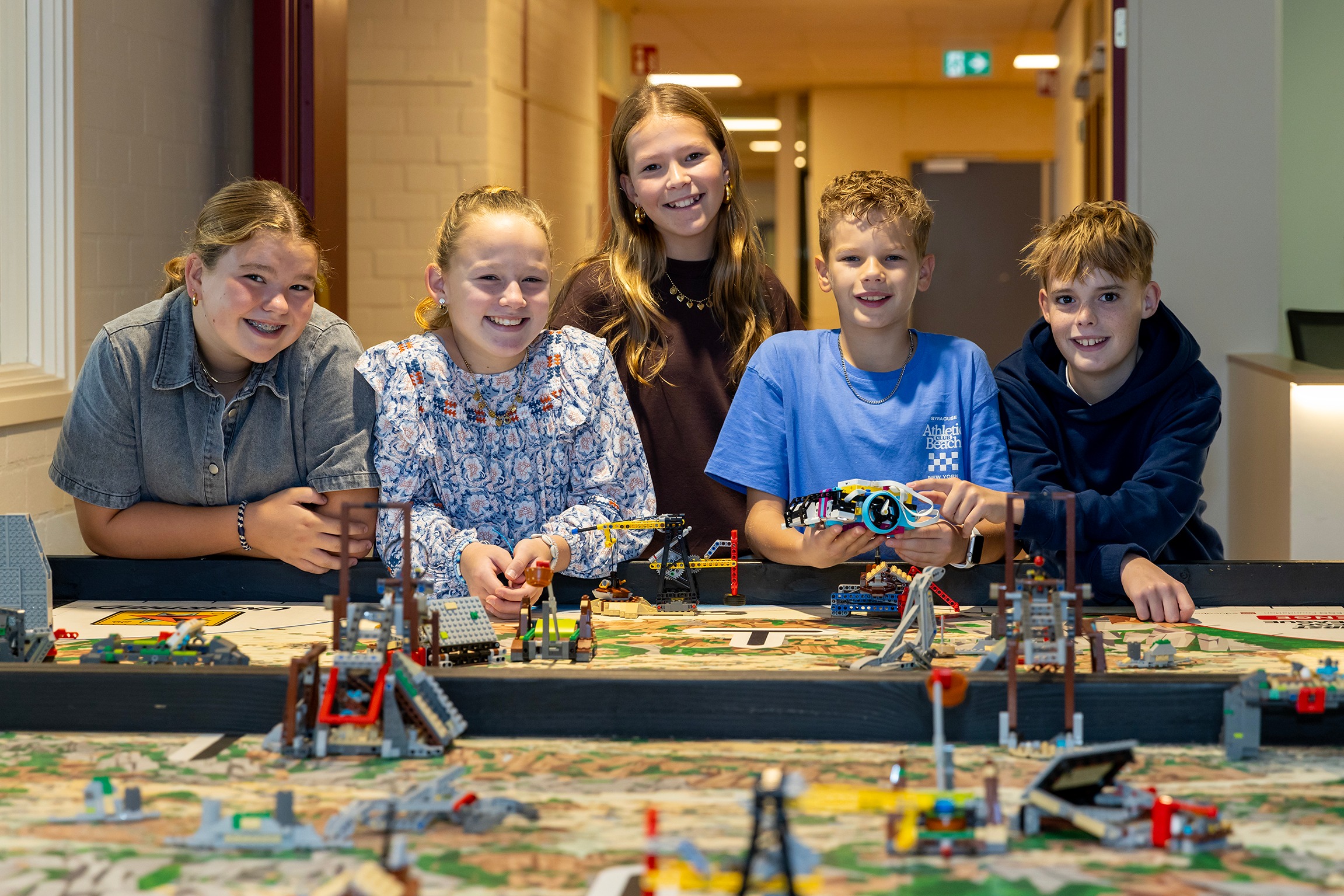 Mavo leerlingen werken aan een project