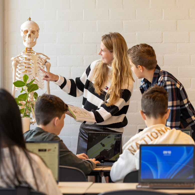 Vwo leerlingen werken samen op de CSG Prins Maurits