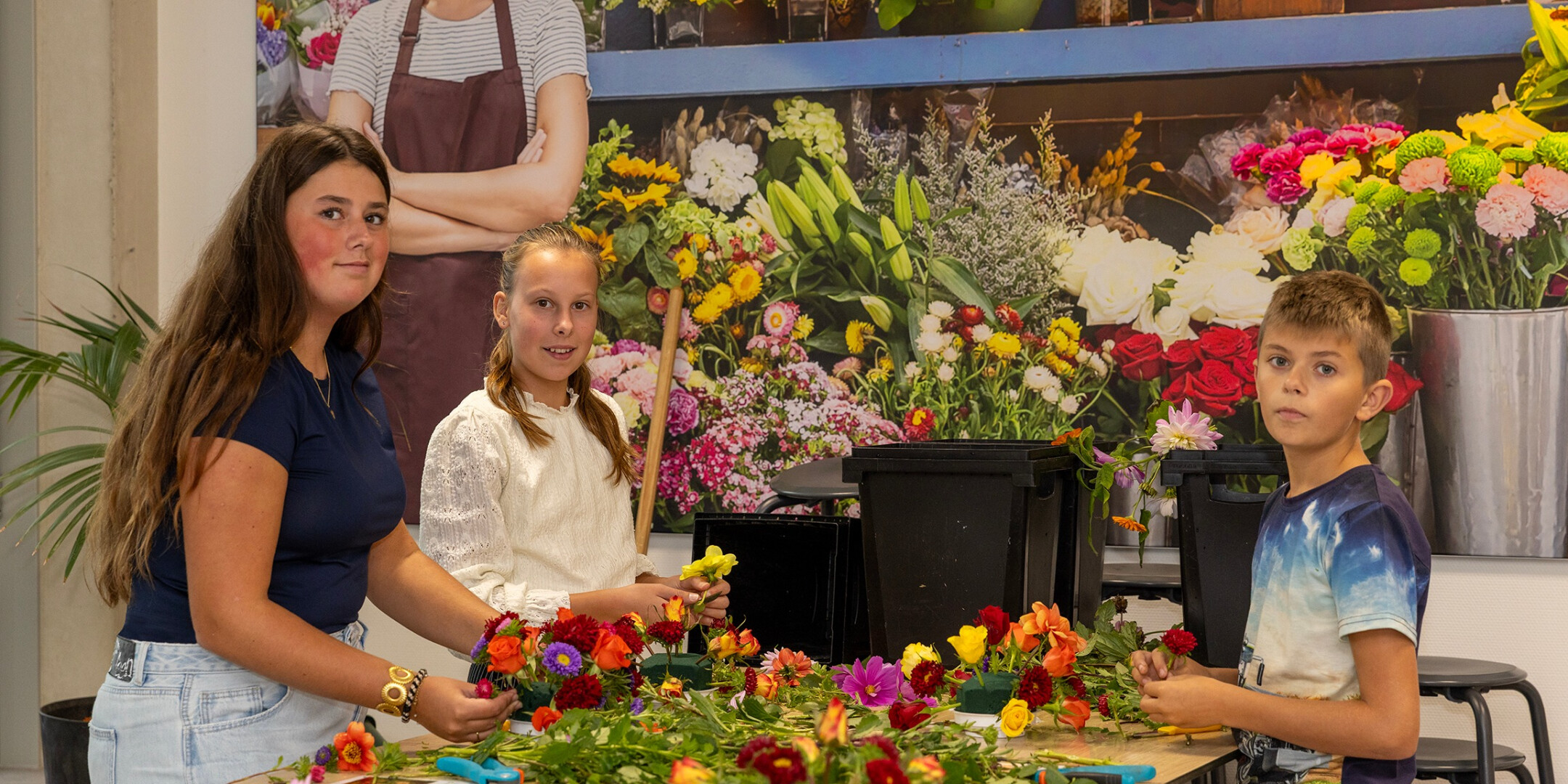 Twee leerlingen van de PM Beroepscampus zijn bezig met de aankleding van paspoppen