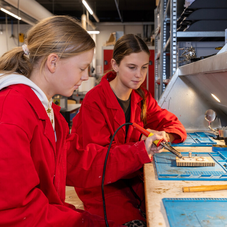 Een leerling van de PM Beroepscampus krijgt kaples