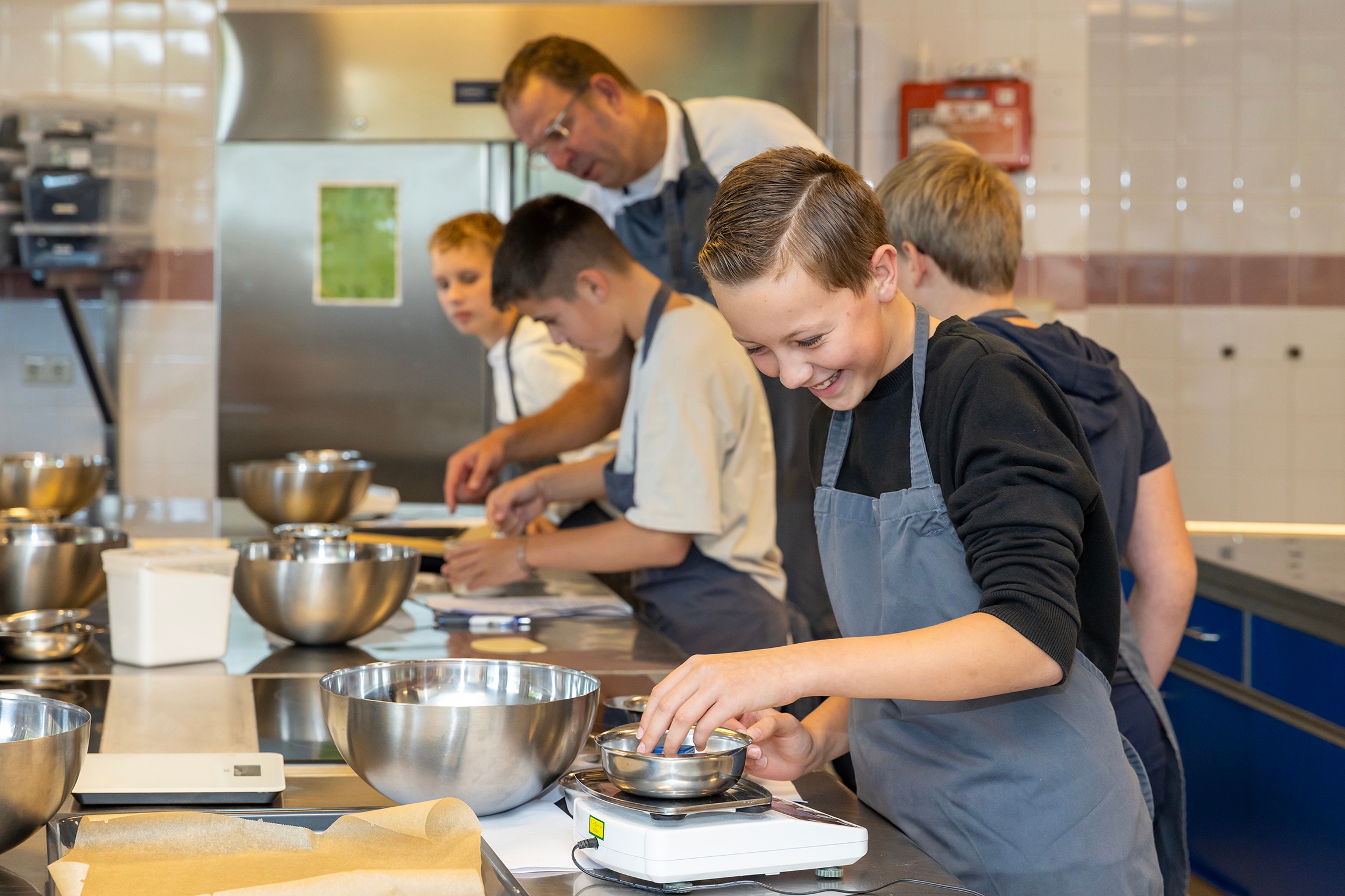 Twee leerlinge snijden fruit in de keuken van de PM Beroepscampus