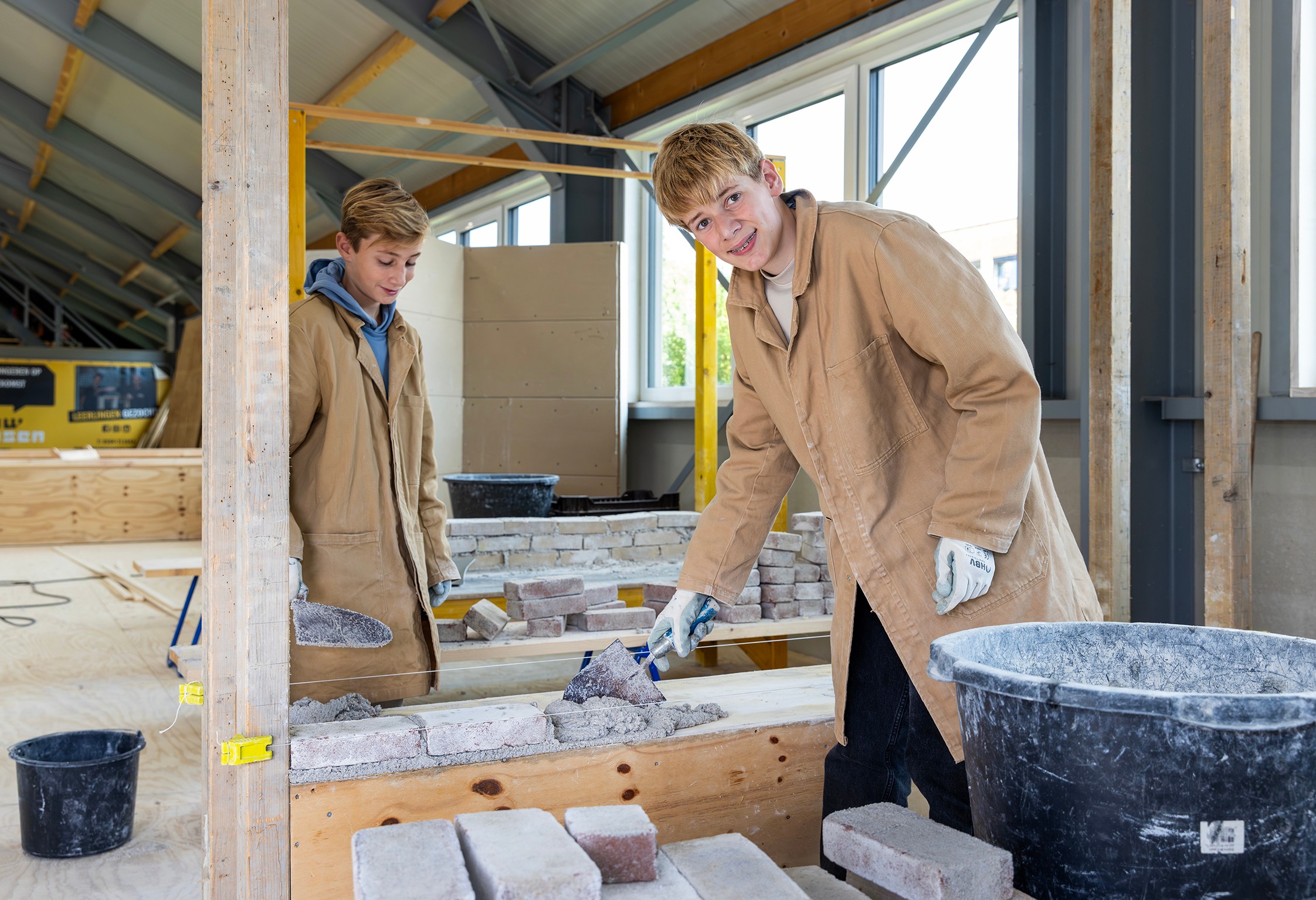 Twee leerlingen krijgen les techniek in het praktijklokaal van de PM Beroepscampus in Middelharnis