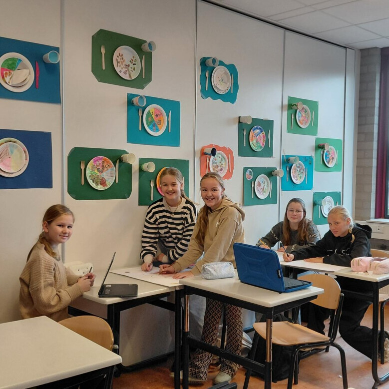 Een leerling van het vmbo profiel Economie & Ondernemen zit achter een laptop