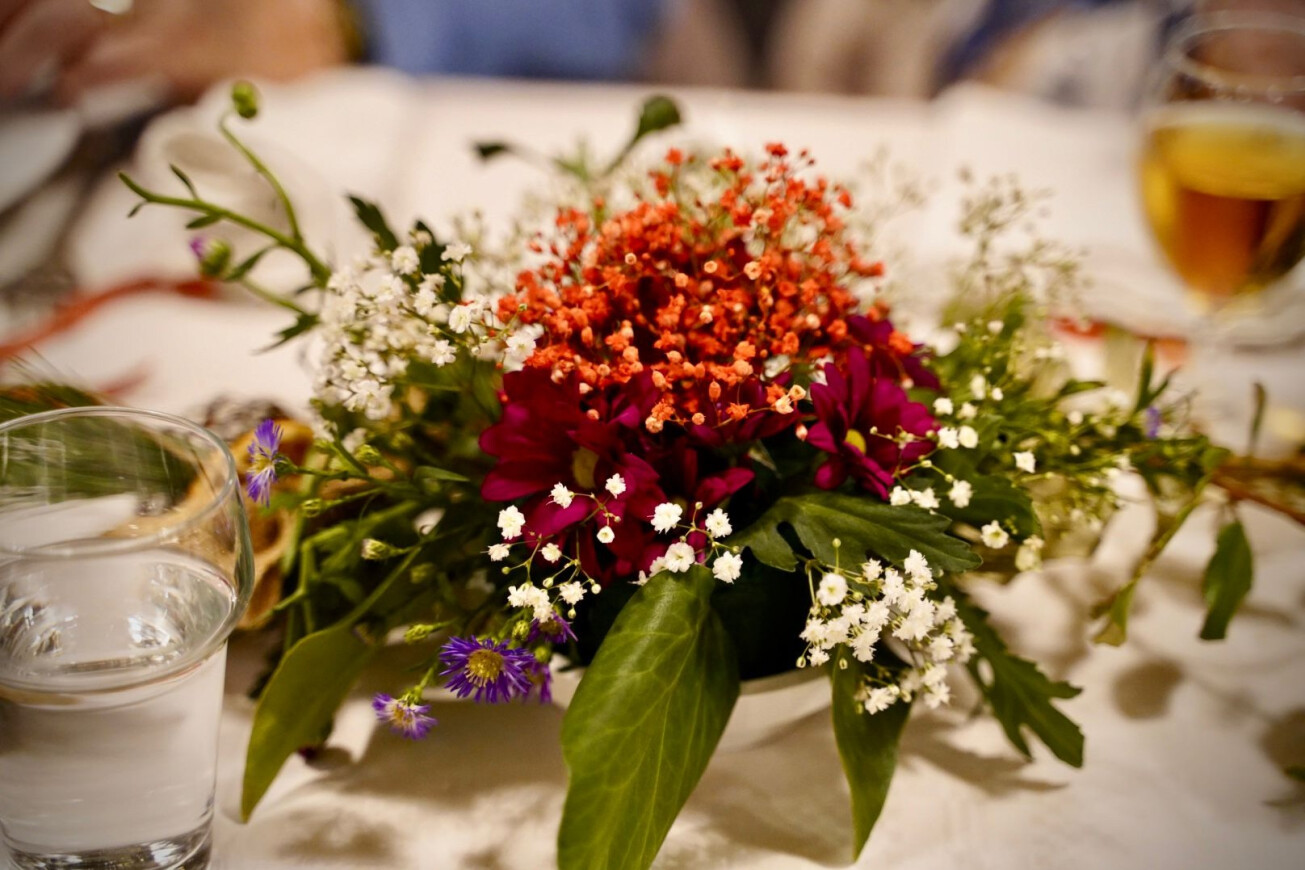 Leerlingen PM Beroepscampus maken bloemstukken voor project