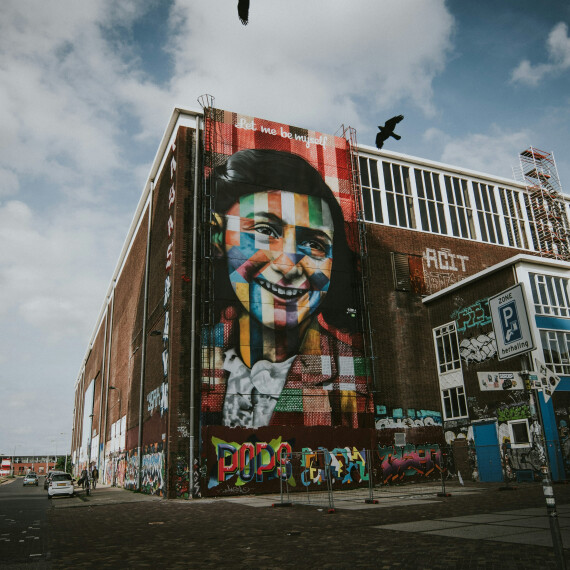 Beeld Anne Frank beklad