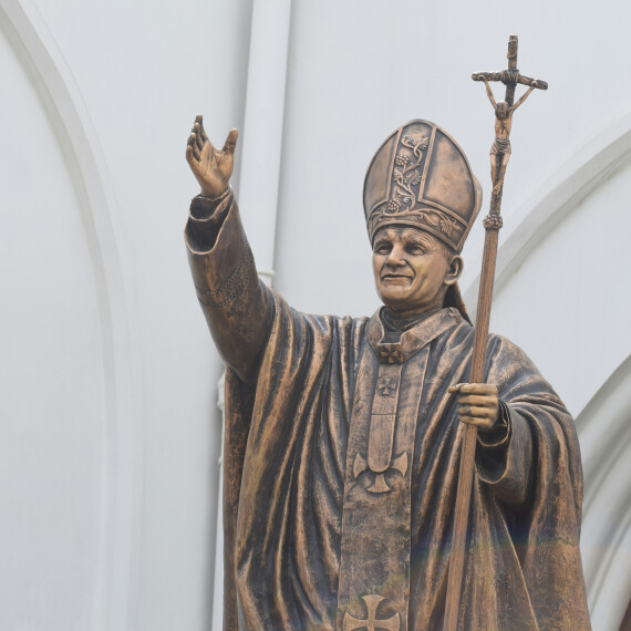 Paus: 'Er is maar één God en alle religies zijn paden om God te bereiken.'