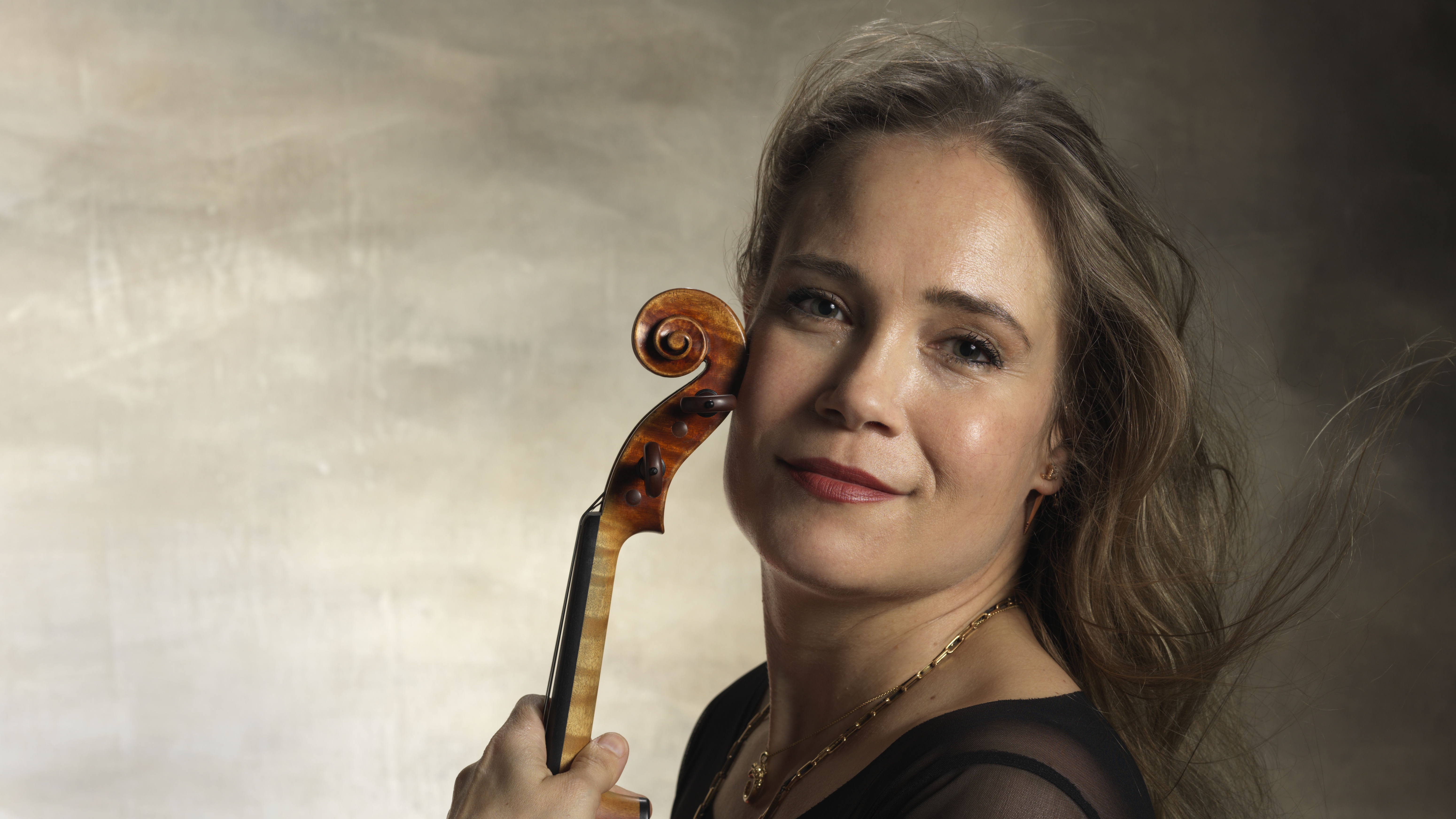 Vyhlášená houslistka Leila Josefowicz provede s Pražskými symfoniky Bartókův virtuózní Druhý koncert