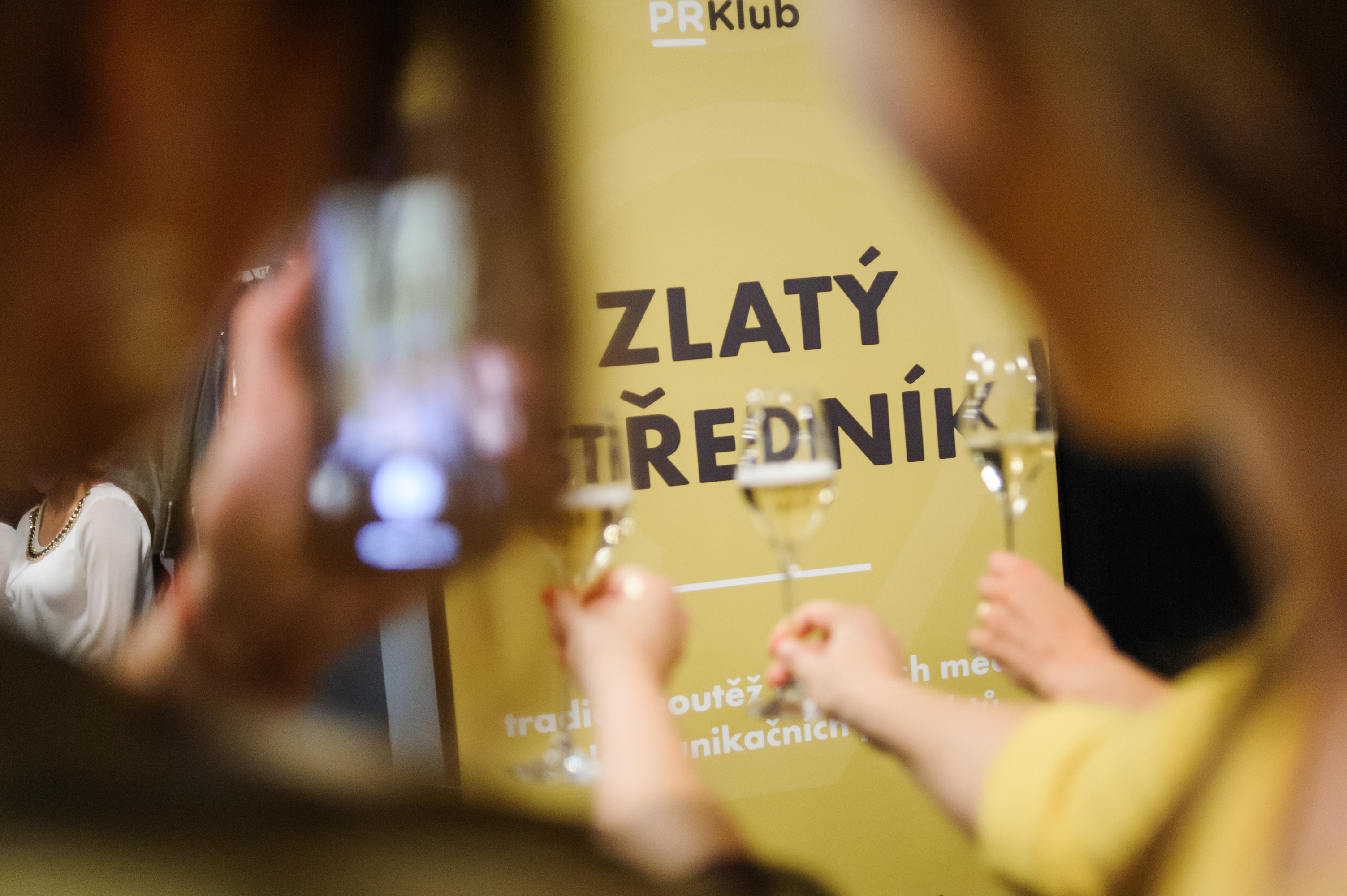Ceny Zlatého středníka si odnáša Česká televízia či L'Oréal, agentúrou roka je opäť Svengali. PR Klub oznámil premenovanie na Asociáciu strategickej komunikácie a vzťahov s verejnosťou.