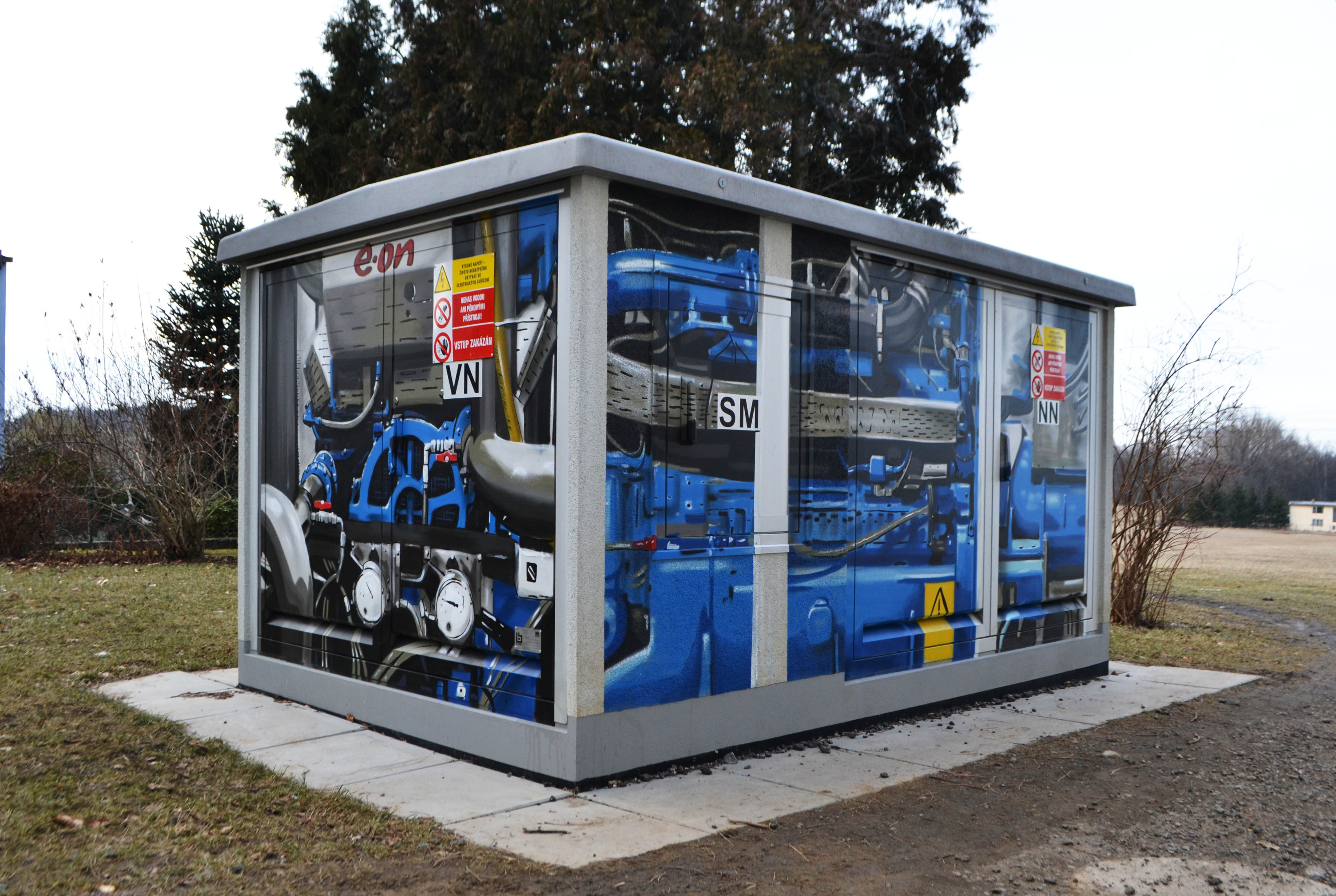 Pomalovaná kogenerační jednotka v Lišově