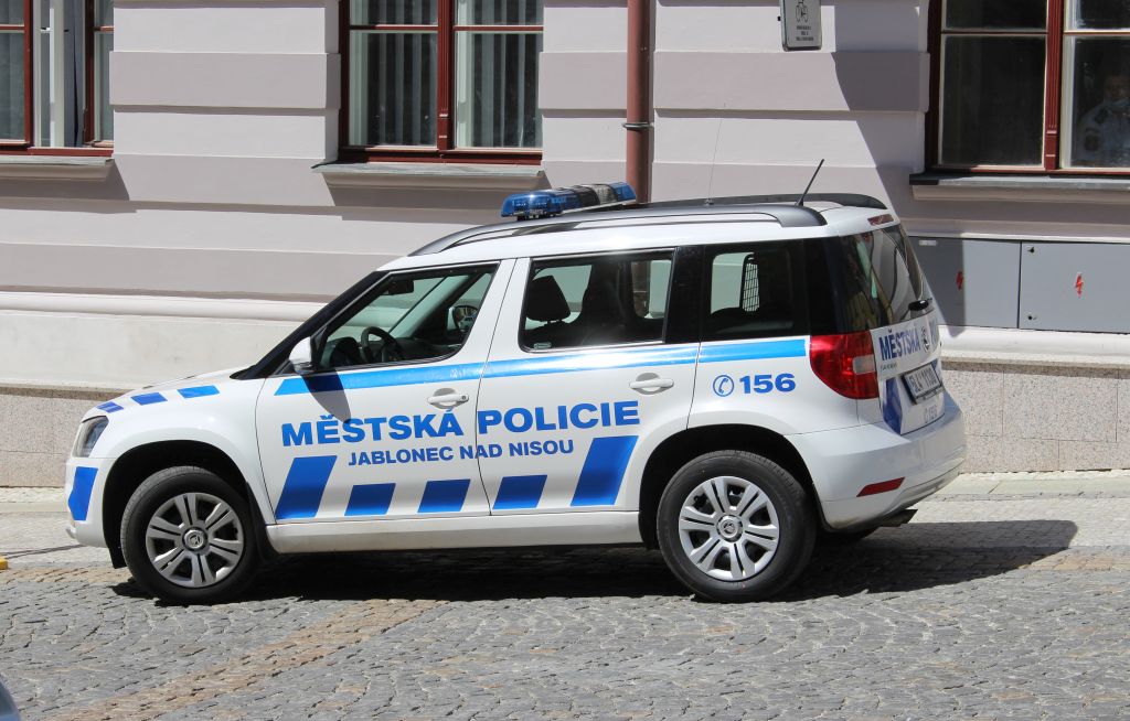 Asistence v nemocnici, pád seniorky i dívka pod vlivem drog