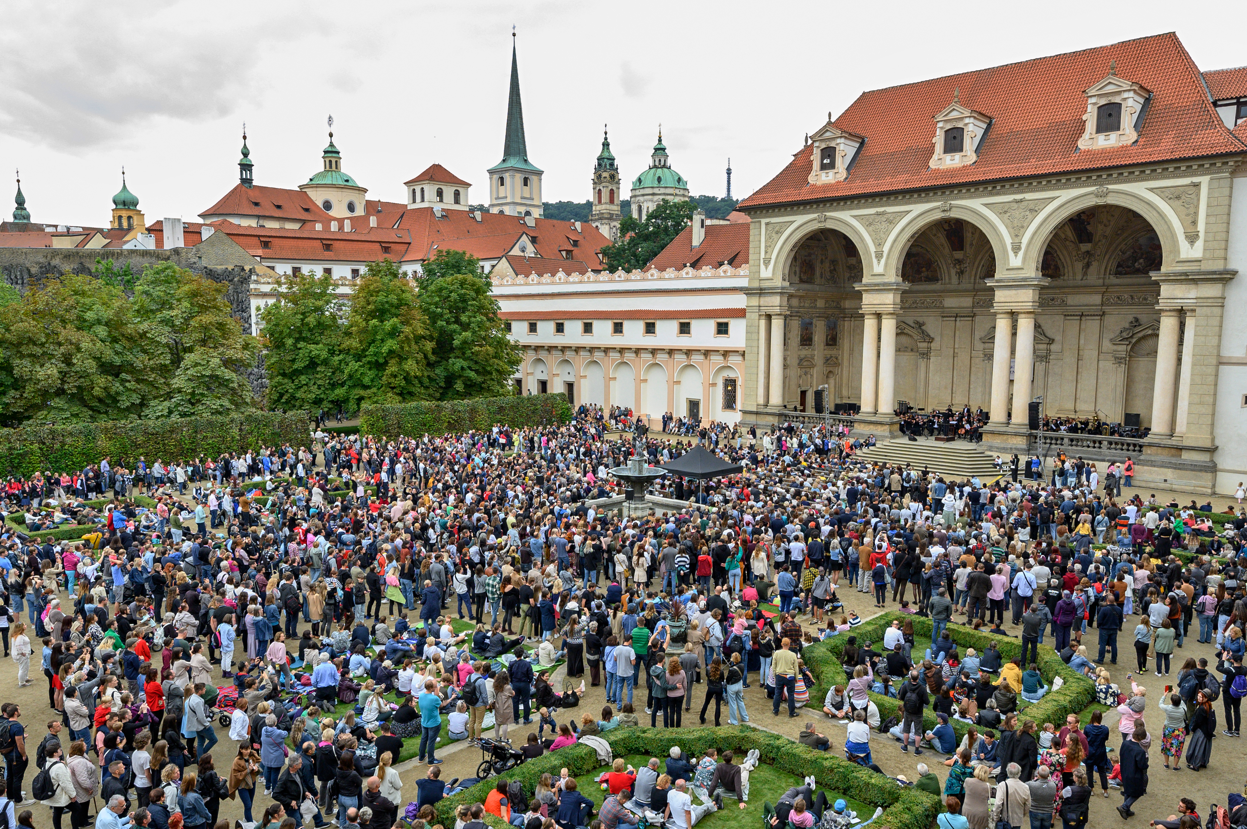 Pražští symfonikové zahrají ve Valdštejnské zahradě Smetanu, Dvořáka, Janáčka i filmovou hudbu