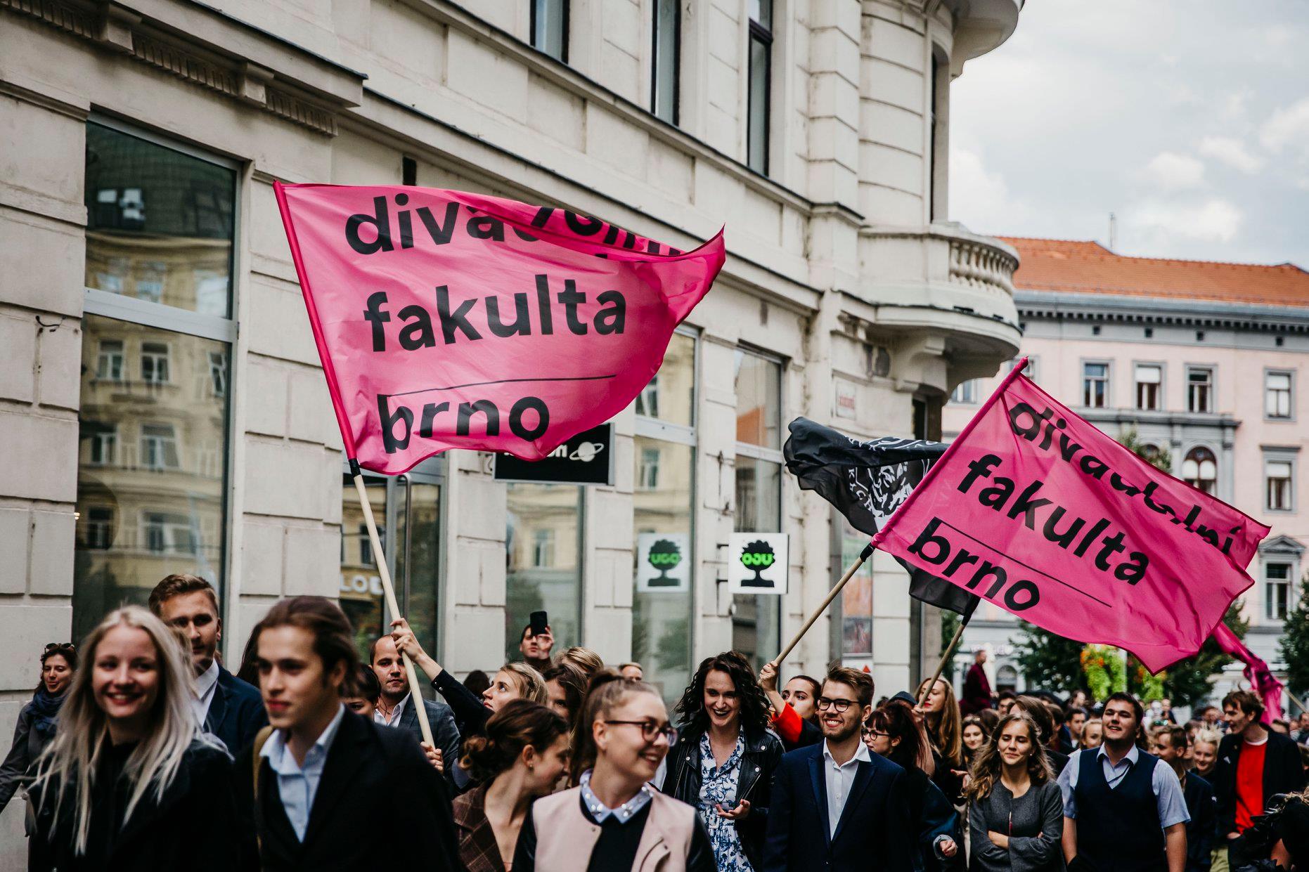 Dionýsie a souboj básníků jako „rap-battle“ u brněnského moře! Takový bude letošní průvod studentů JAMU