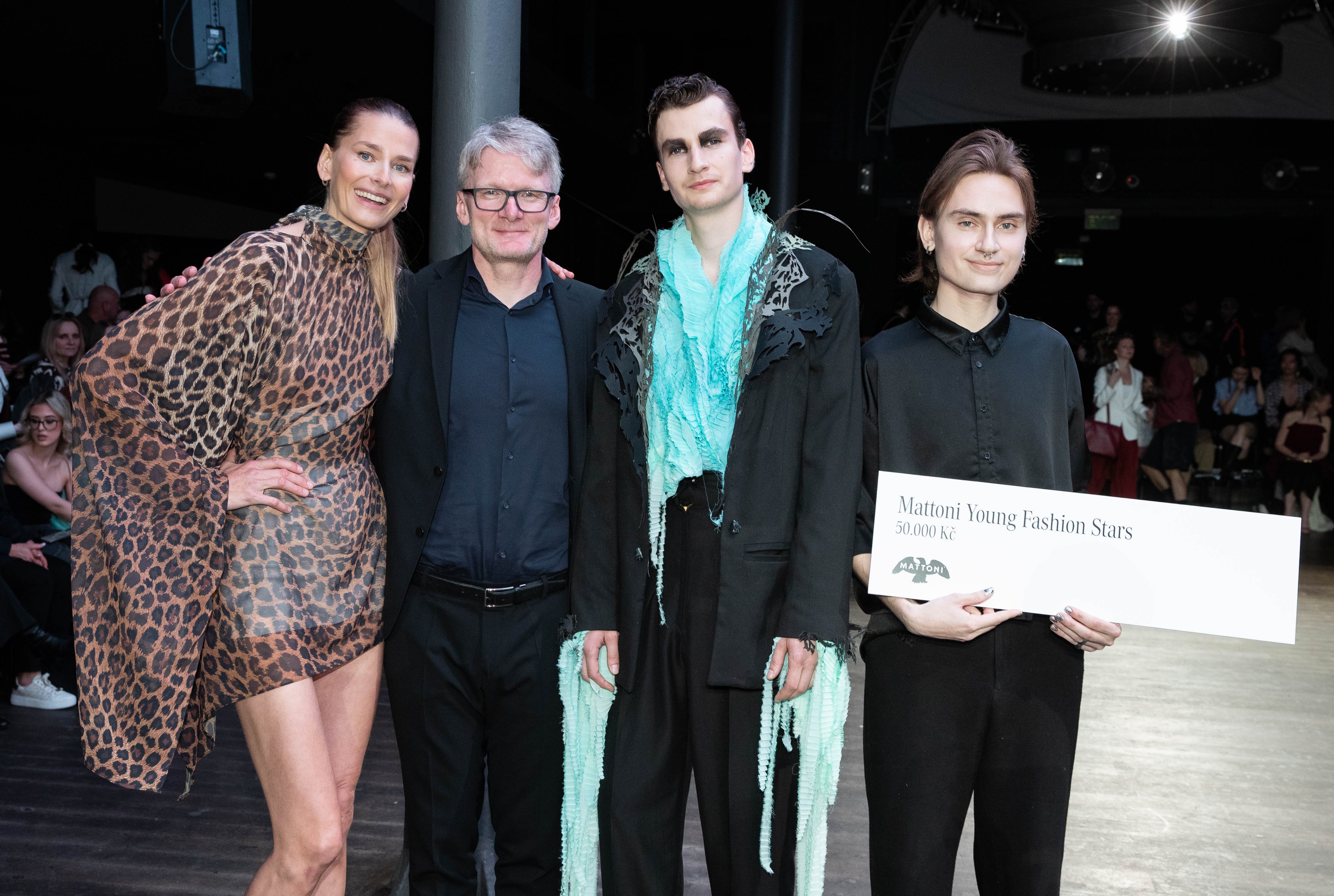 Soutěž Mattoni Young Fashion Stars opět představila mladé talentované designéry. Tři nejlepší předvedou svou tvorbu i na filmovém festivalu ve Varech. V porotě zasedla i topmodelka Hana Soukupová