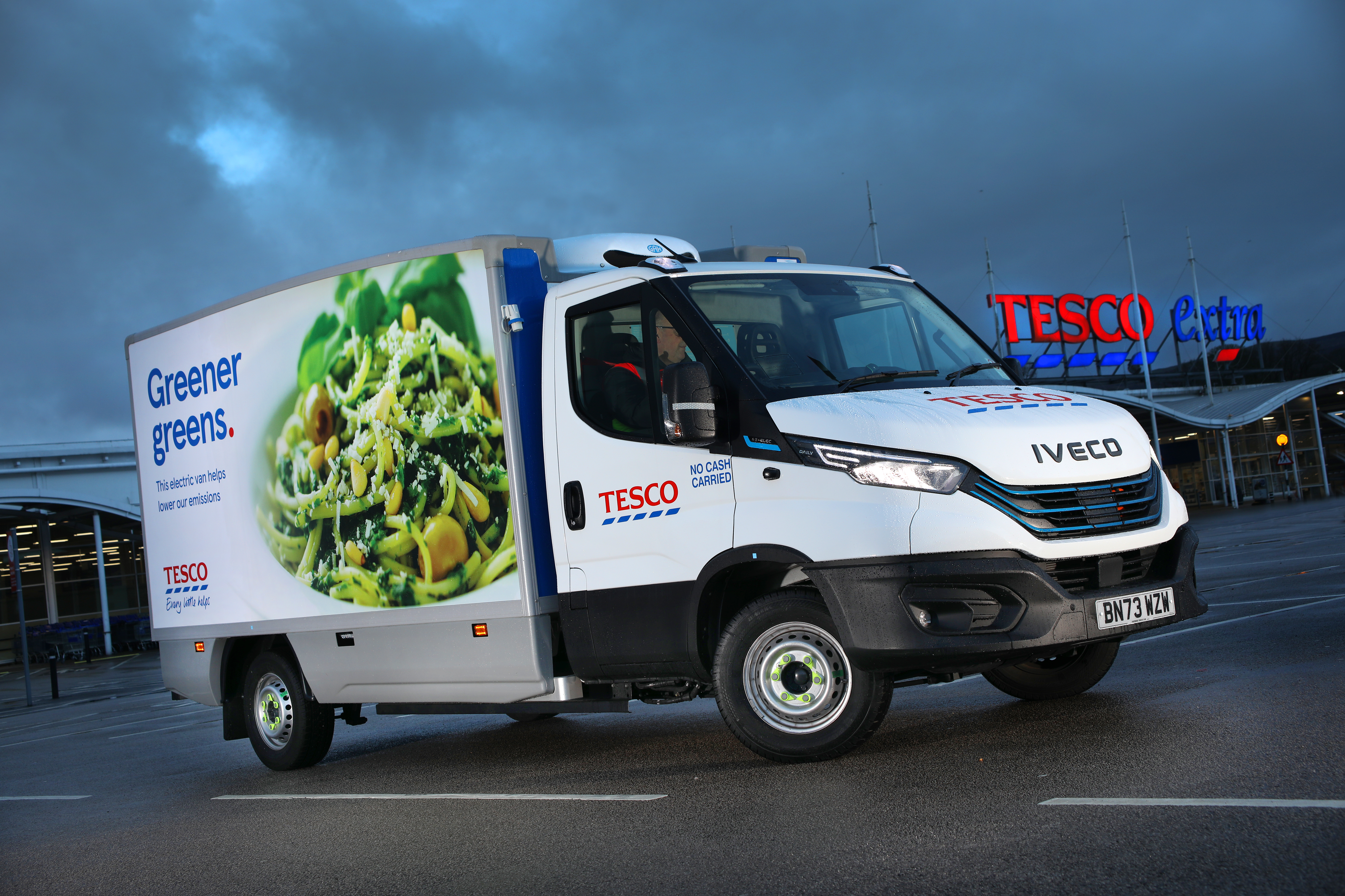 Britský supermarket Tesco rozšiřuje flotilu elektrických vozidel pro rozvoz do domácností o 151 vozidel IVECO eDaily