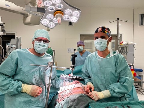 Další česká nemocnice nasazuje Fasciotens Hernia: Nemocnice Strakonice využila inovativní řešení pro operaci kýly