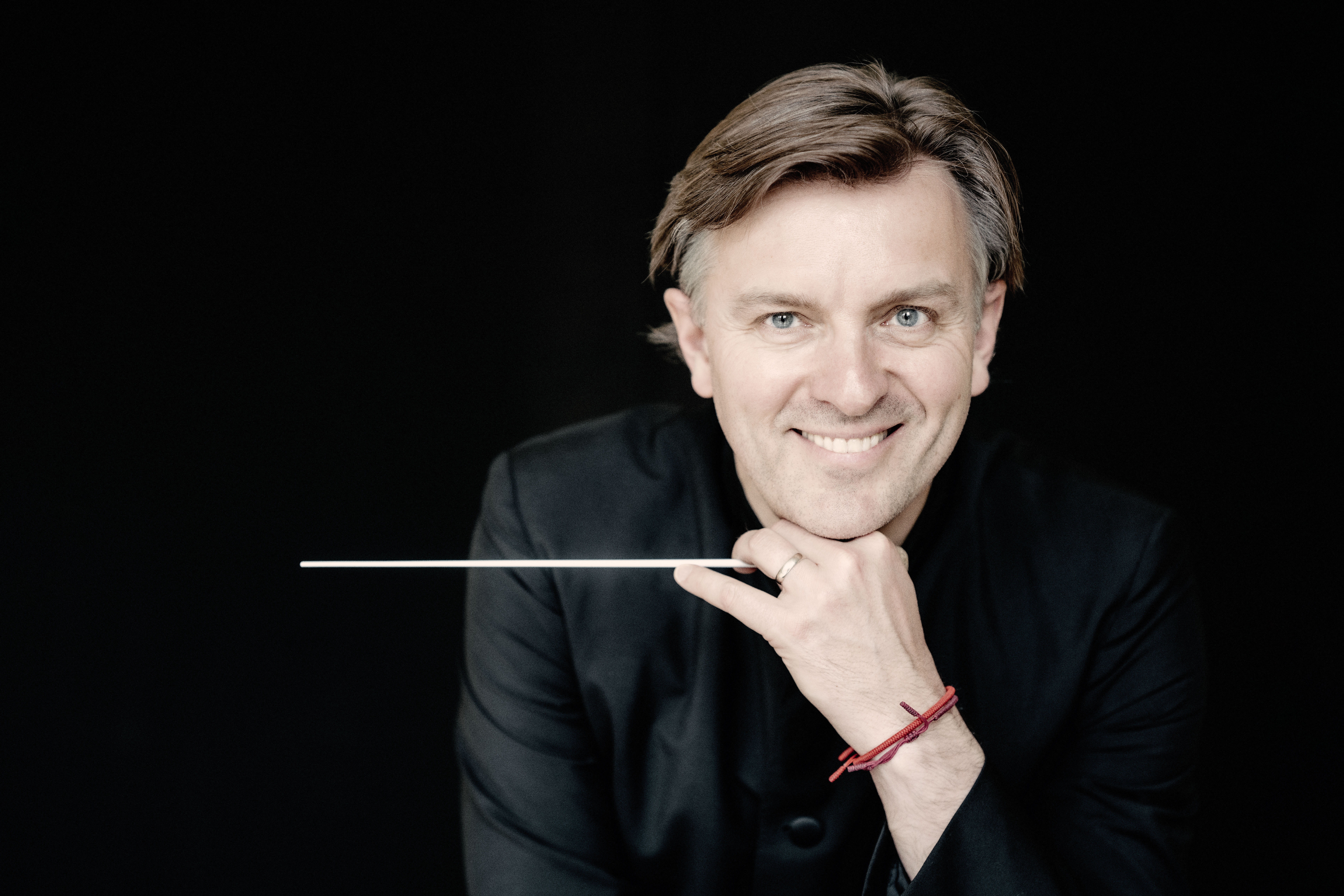 Tomáš Netopil řídí koncert Pražských symfoniků s houslistou Danielem Lozakovichem