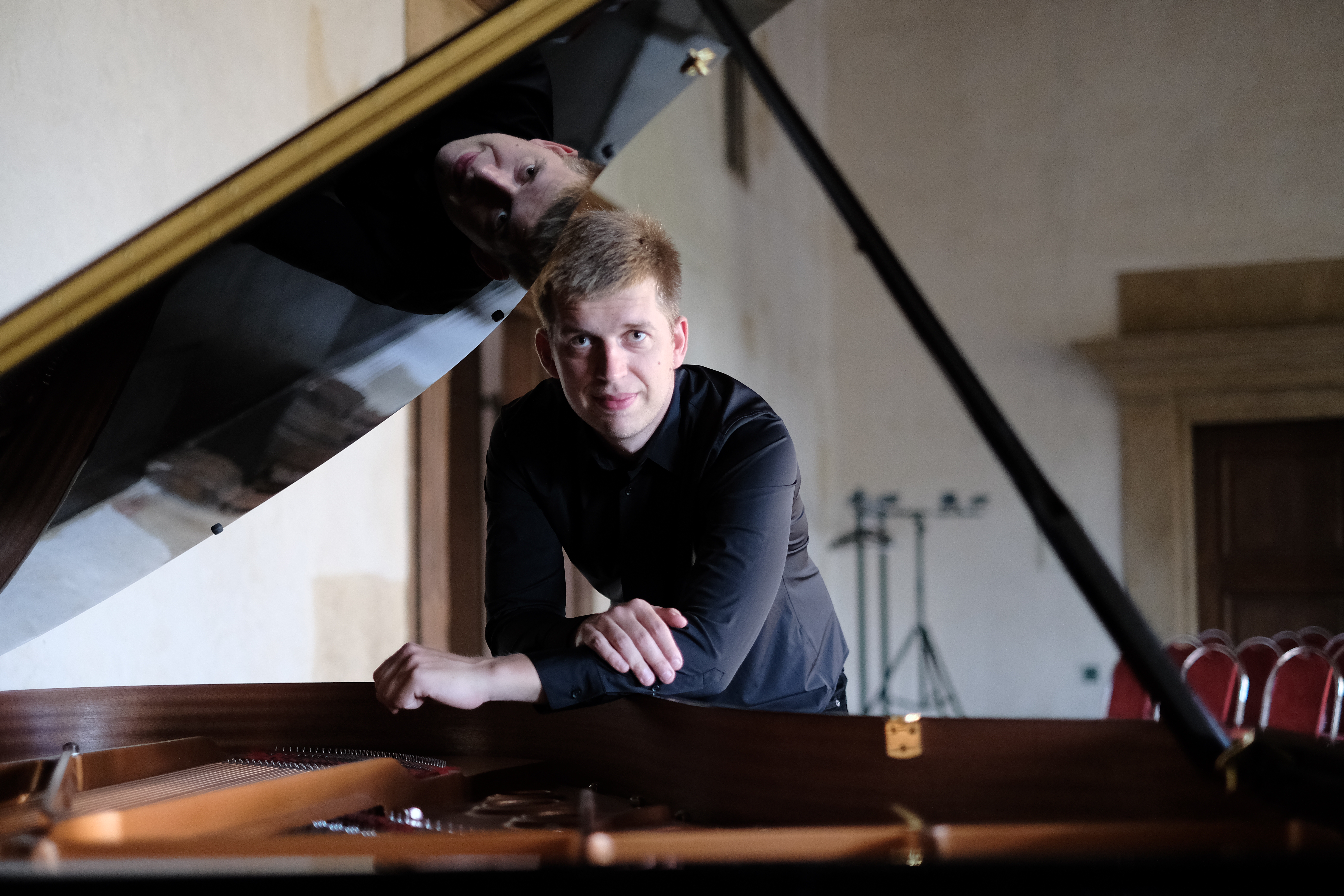 FOK uvede Griegův klavírní koncert s Markem Kozákem
