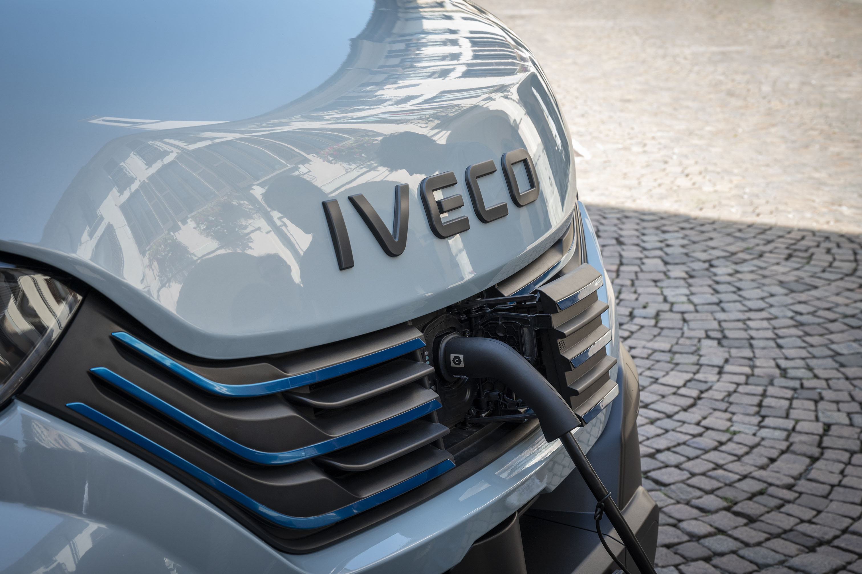 IVECO podporuje své zákazníky na cestě k elektromobilitě řadami vozidel IVECO S-eWay a eDaily