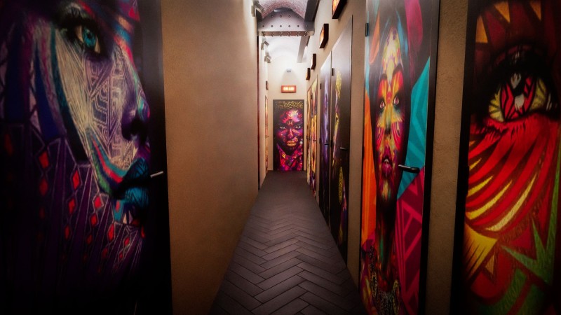 trompe l'oeil dans le couloir menant au studio d'enregistrement