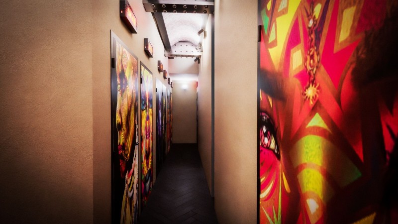 trompe l'oeil dans le couloir menant au studio d'enregistrement