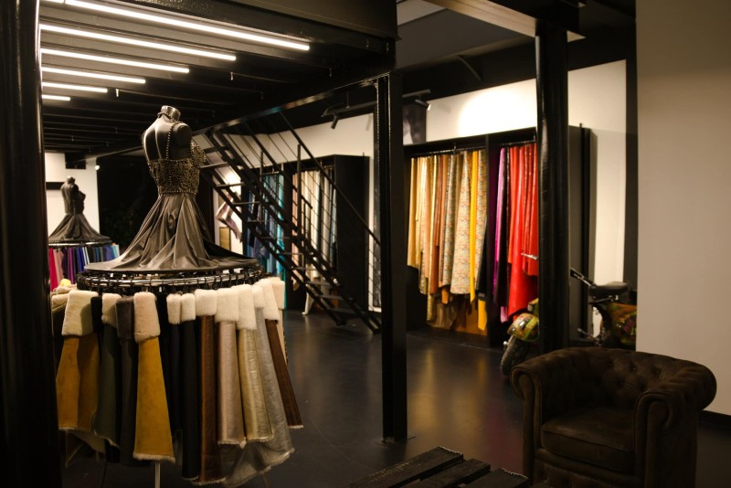 Transformation d'un entrepôt en showroom spécialisé dans le cuir à Paris