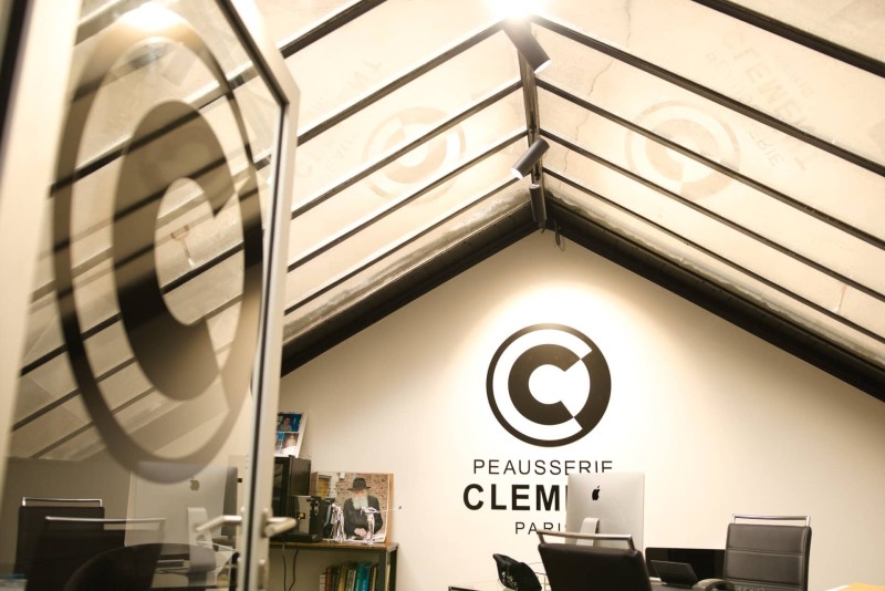 Transformation d'un entrepôt en showroom spécialisé dans le cuir à Paris