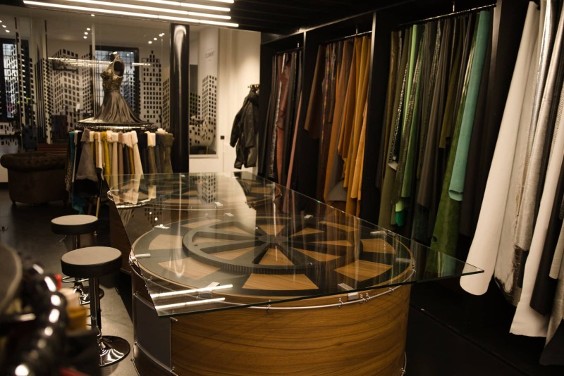 Transformation d'un entrepôt en showroom spécialisé dans le cuir à Paris