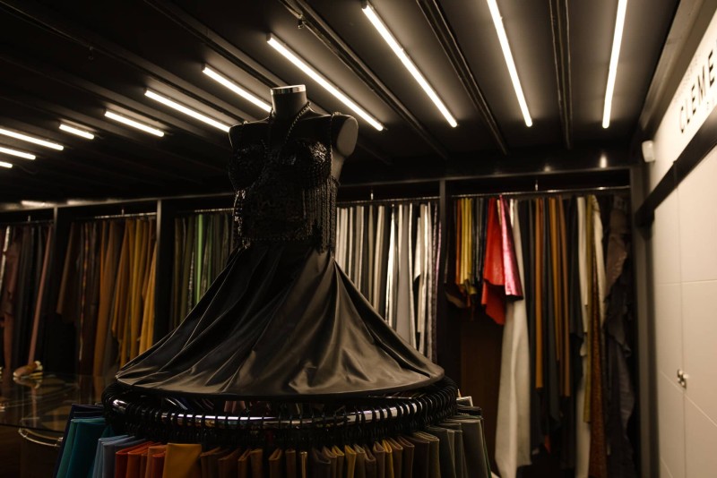 Transformation d'un entrepôt en showroom spécialisé dans le cuir à Paris