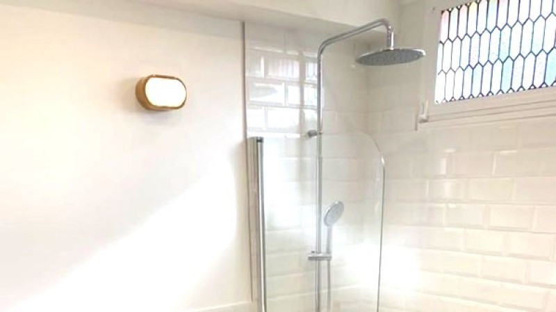 une salle de bain épurée et lumineuse