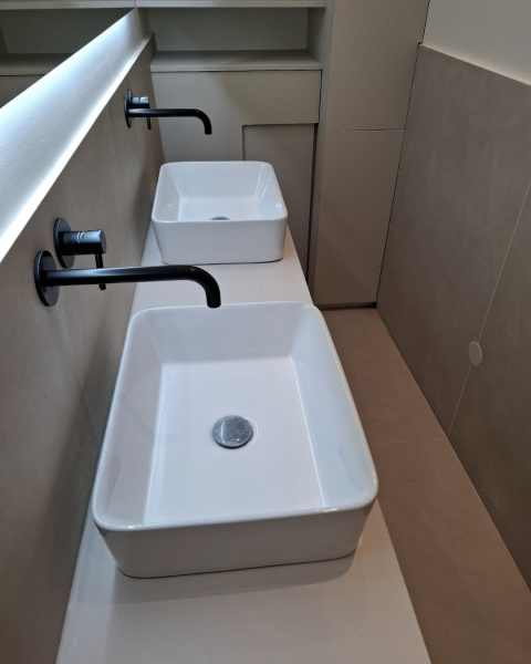 la restructuration de la salle de bain, avec intégration d’un meuble double vasque selon les souhaits du client