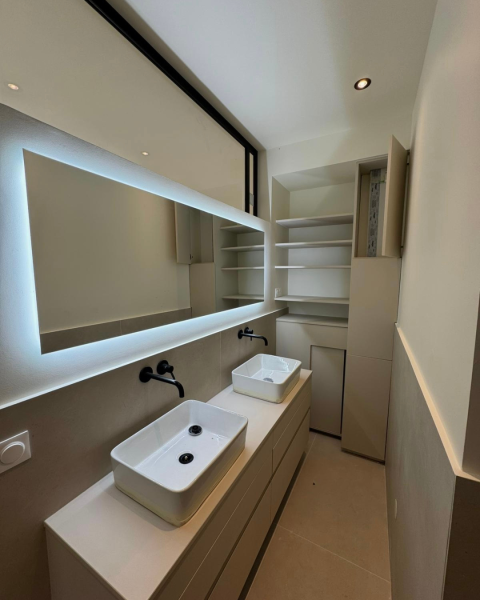la restructuration de la salle de bain, avec intégration d’un meuble double vasque selon les souhaits du client