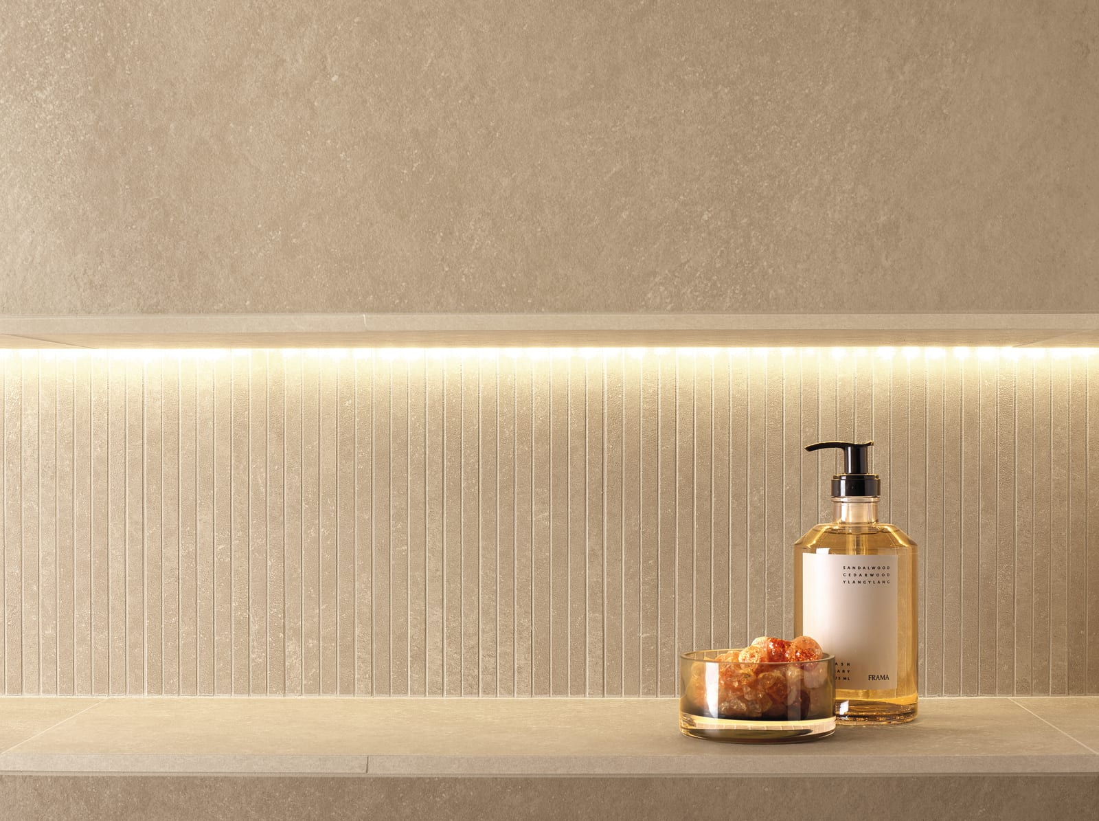 Nobu Beige tratti mosaico 1x24 rond op net van 24x30,5, foto 2 van 2