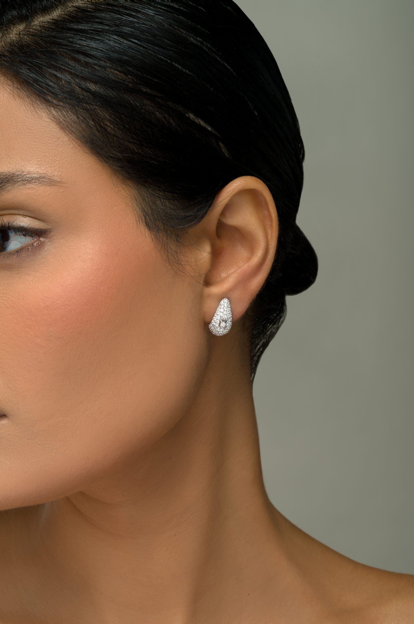 Charming Charm Earrings in 18k white gold with diamonds, view 3