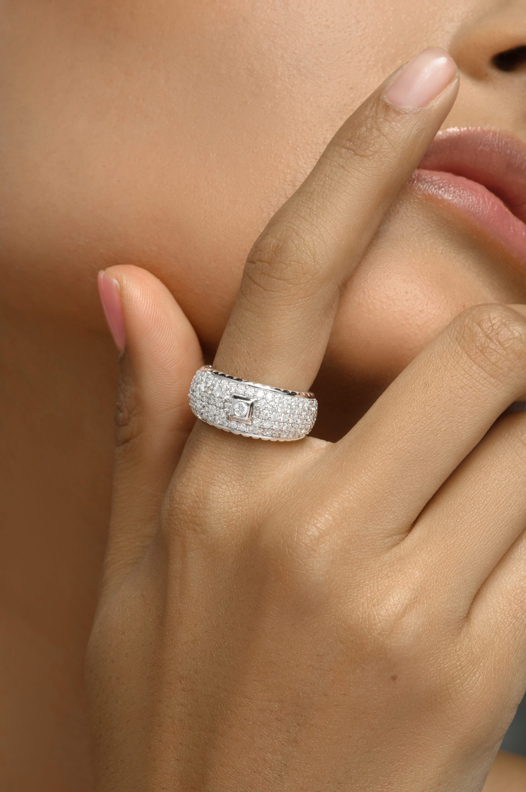 Charming Charm Ring in 18k white gold with diamonds, view 5
