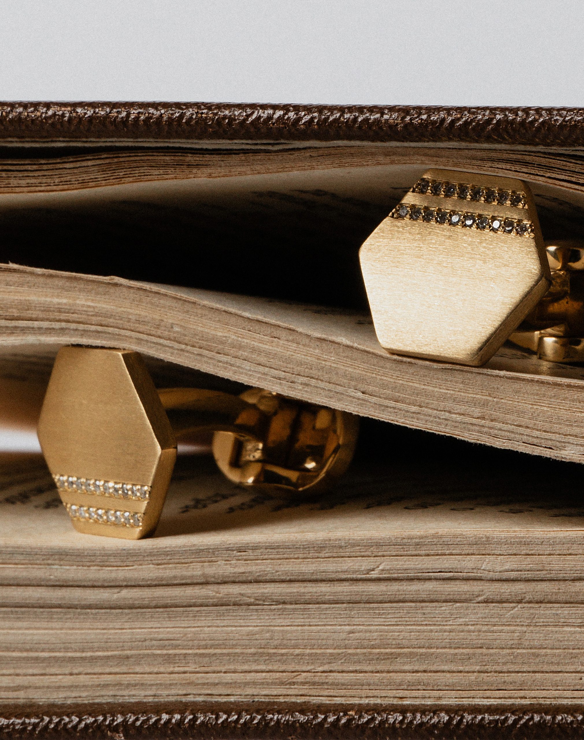 Gold D Cufflinks in 18k yellow gold with diamonds, view 3