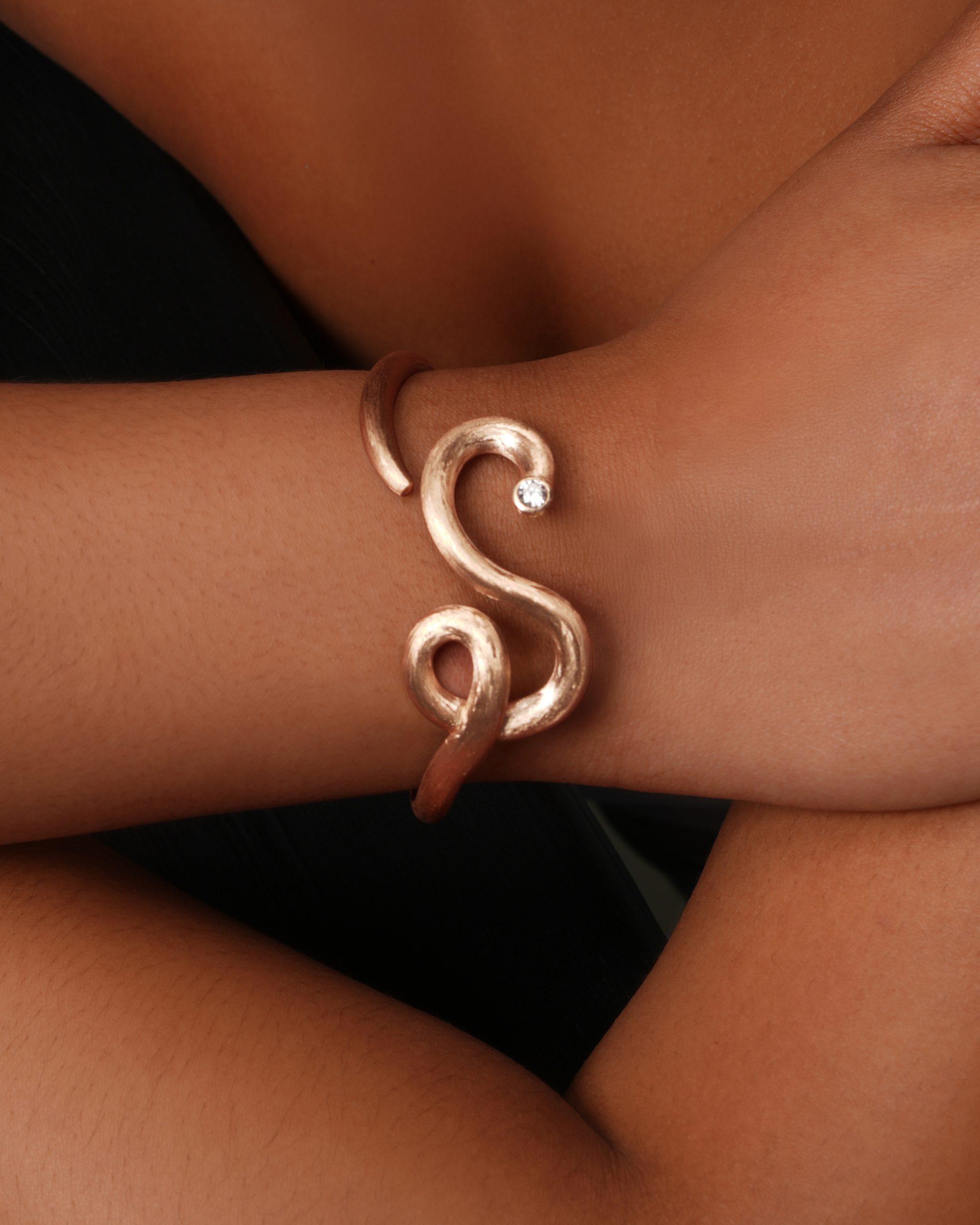La Via Bangle in 18k yellow gold with diamonds, view 3