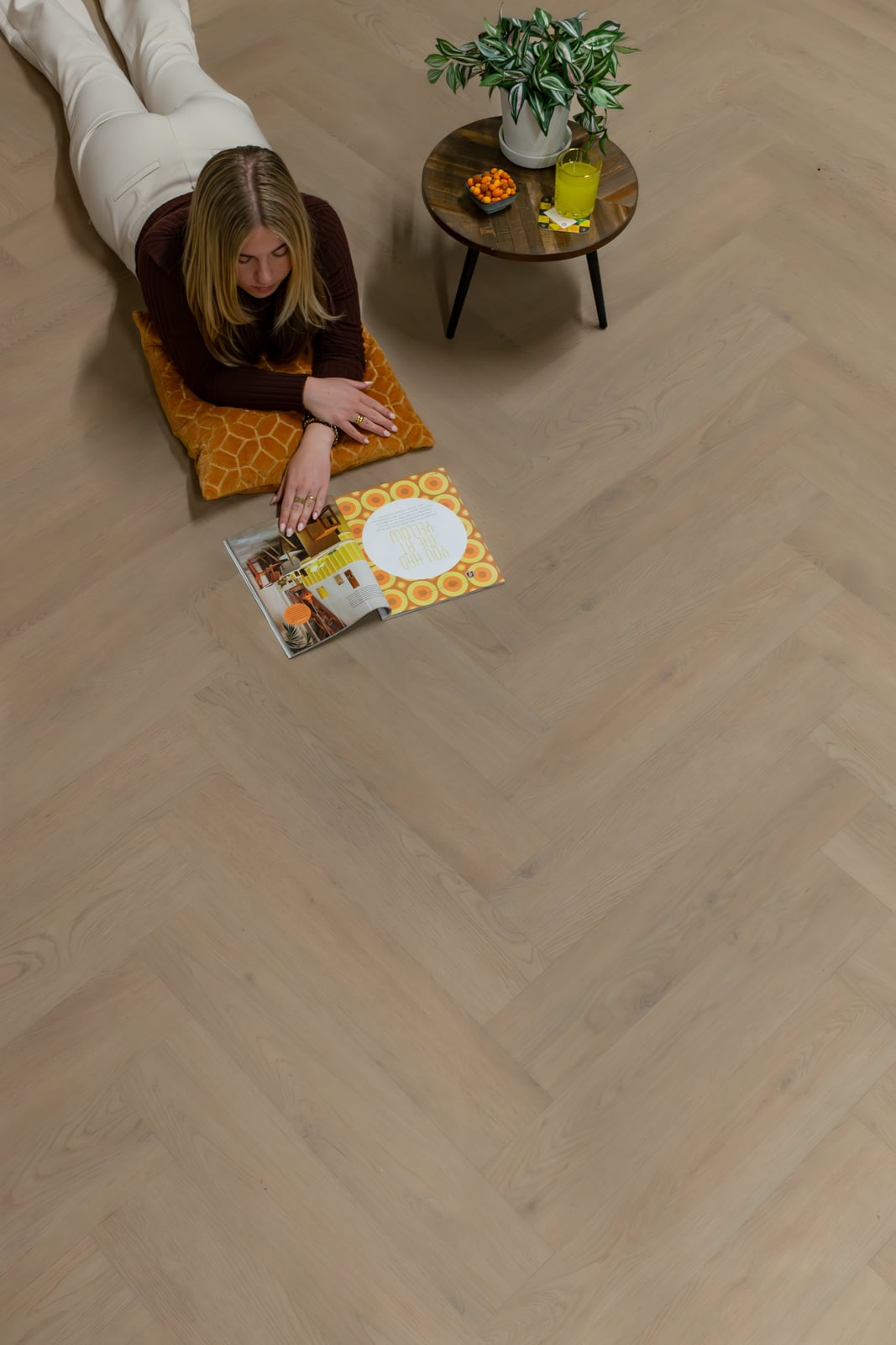 Gelasta Mystiq Visgraat 1903 Smoked Light - PVC vloer in beige (foto 3)