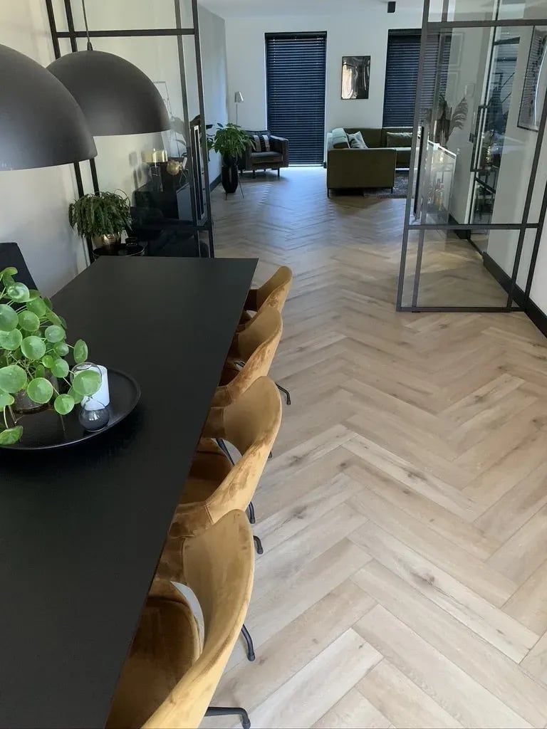 Gelasta Callisto Visgraat Rigid Click 5201 Natural Oak Light - PVC vloer in beige (foto 3)