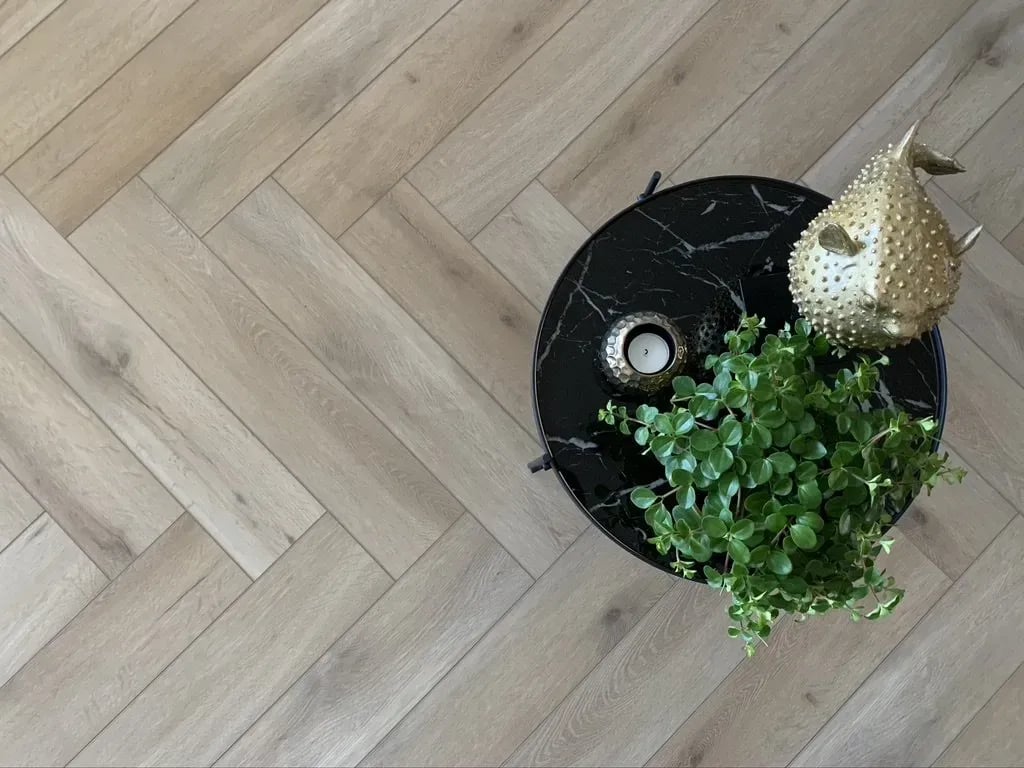 Gelasta Callisto Visgraat Rigid Click 5201 Natural Oak Light - PVC vloer in beige (foto 5)