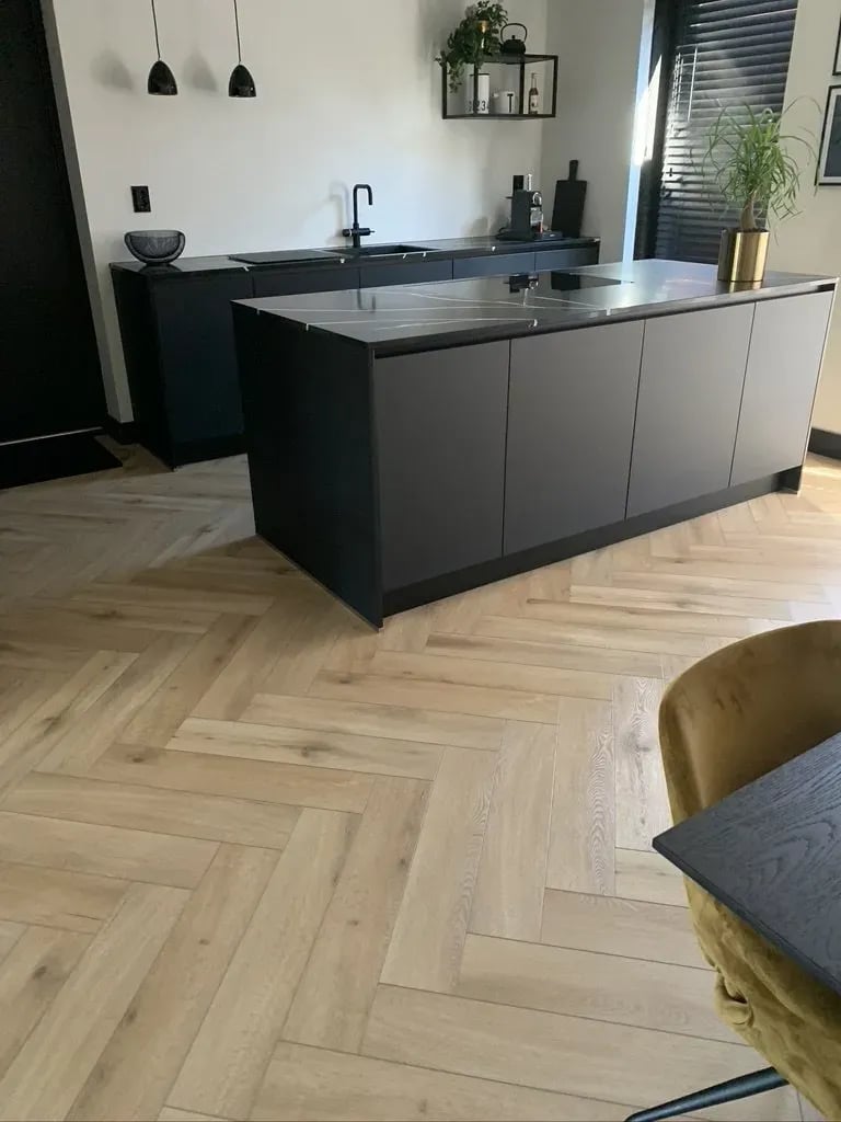 Gelasta Callisto Visgraat Rigid Click 5201 Natural Oak Light - PVC vloer in beige (foto 6)