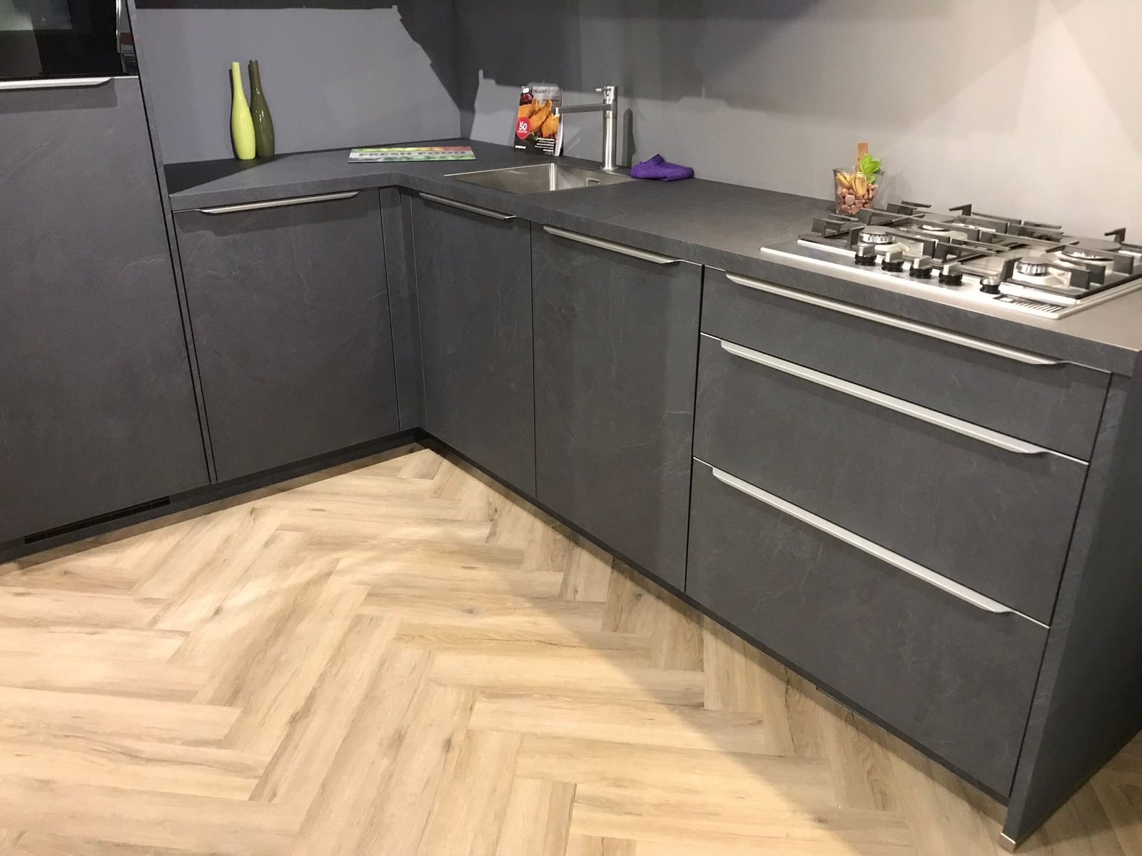 Gelasta City Visgraat Rigid Click 5700 Smoked Oak Light - PVC vloer in beige (foto 4)