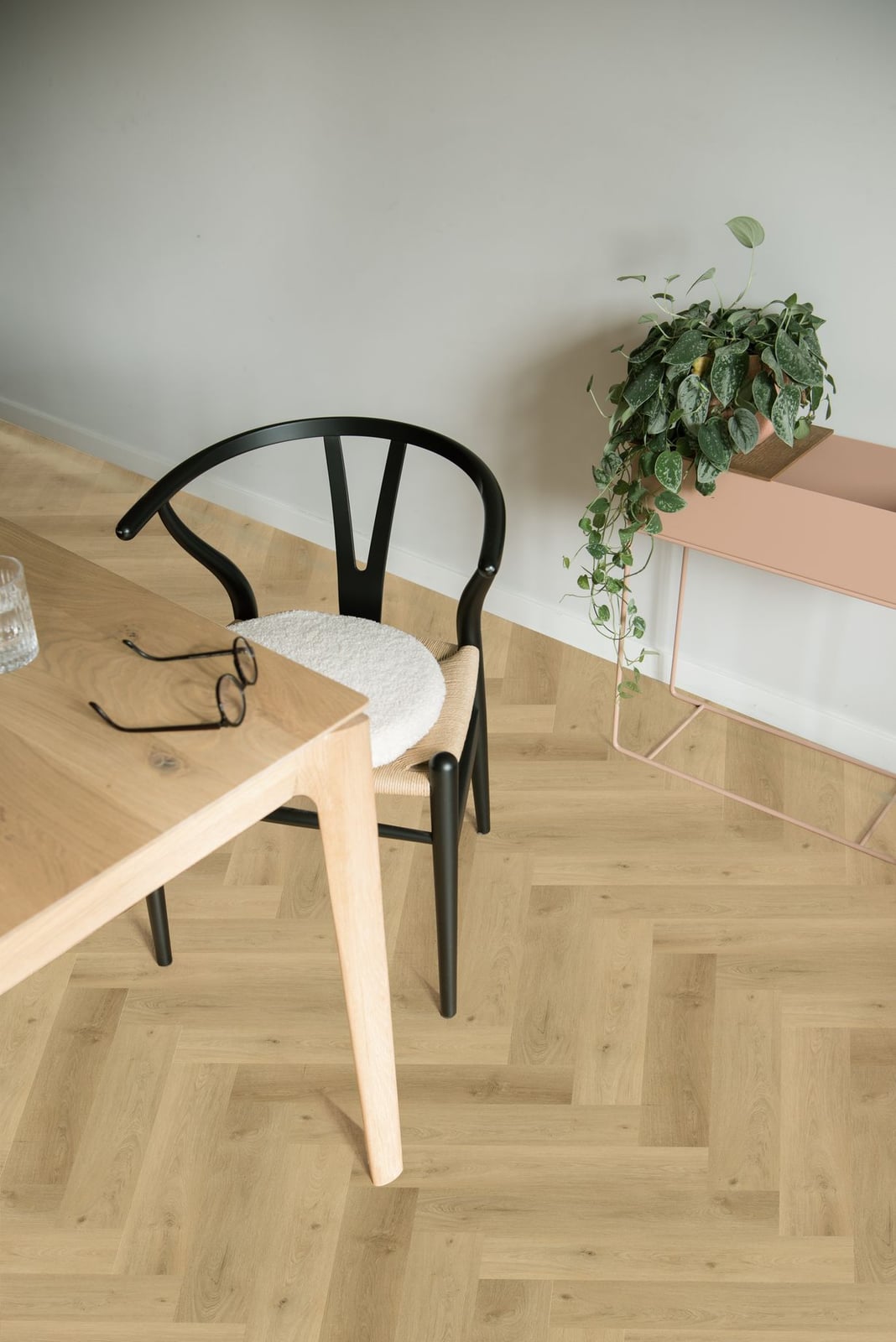 Gelasta Vario Walvisgraat Rigid Click 5304 Prestige Oak Light - PVC vloer in beige (foto 3)
