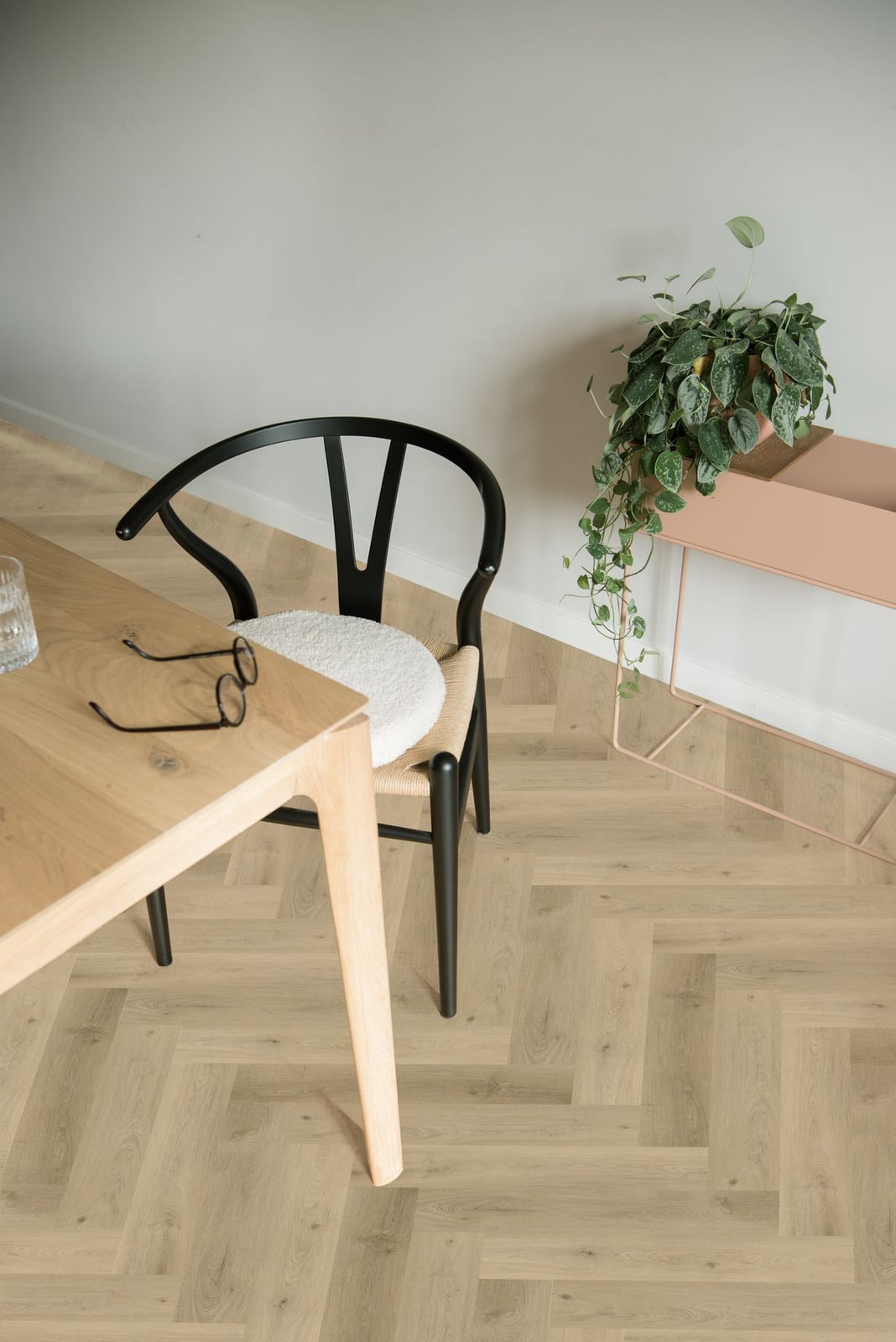Gelasta Vario Walvisgraat Rigid Click 5305 Prestige Oak Smoked Light - PVC vloer in beige (foto 2)