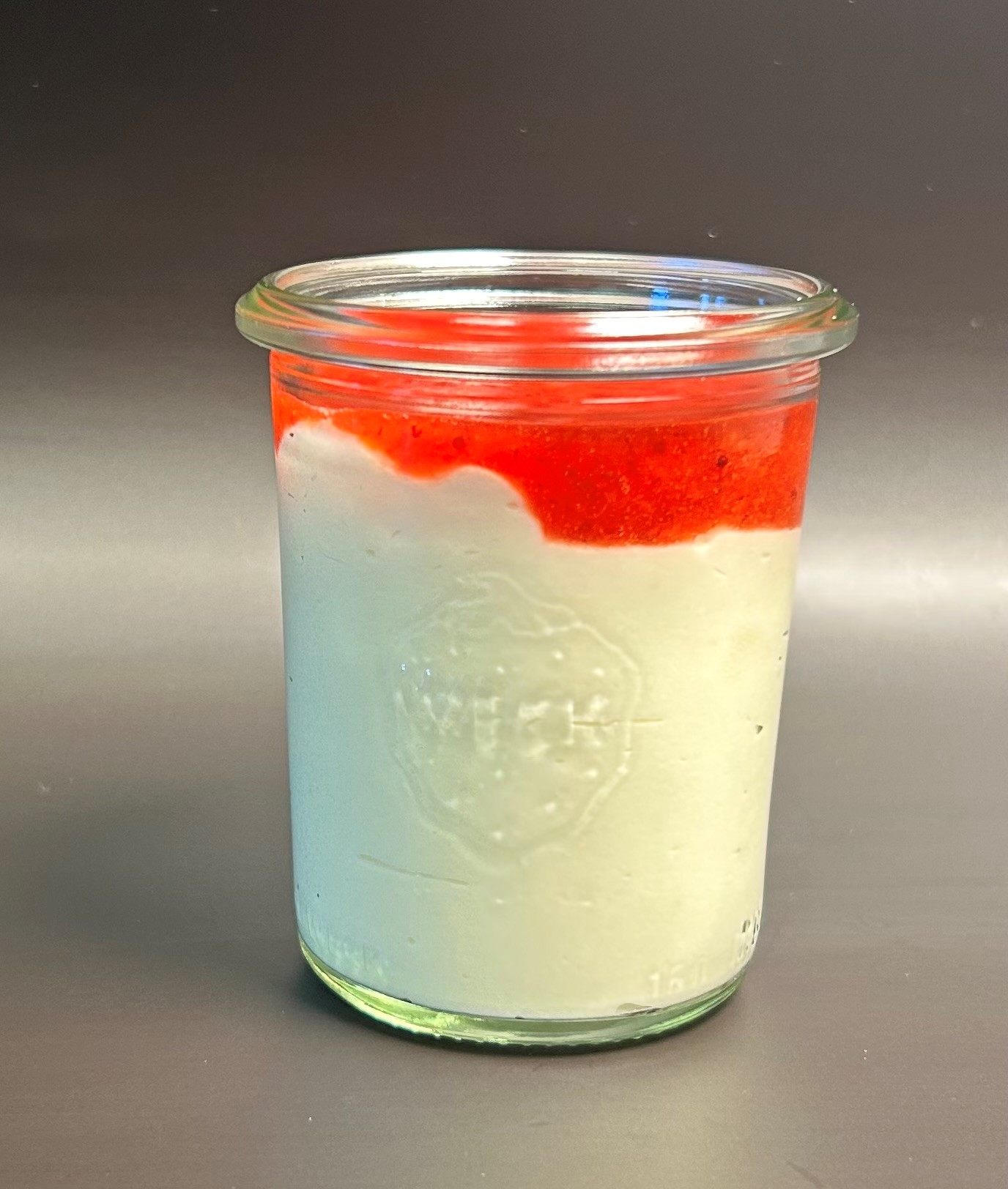 Bayrisch Creme mit Erdbeersauce im Glas