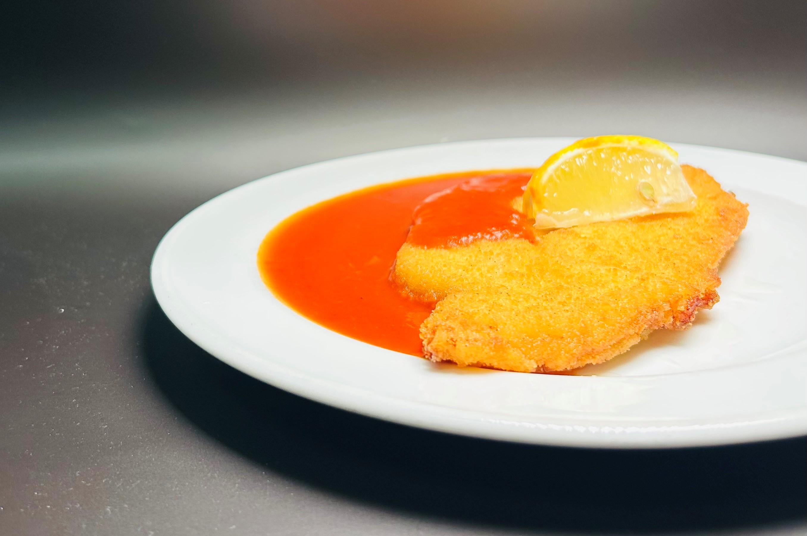 Hähnchenschnitzel paniert mit Tomaten-Basilikumsauce